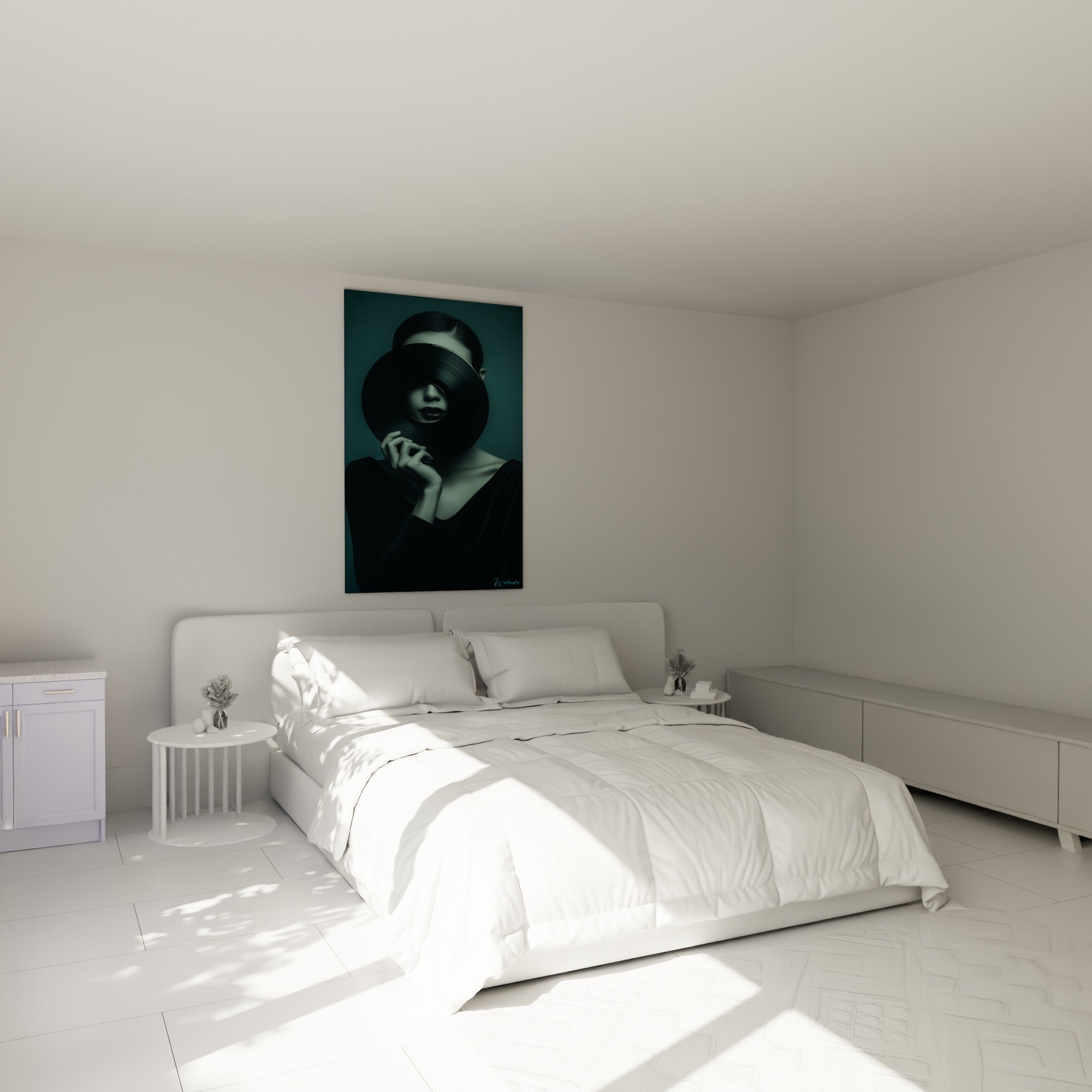 Portrait au disque vinyle noir et bleu pétrole accroché au-dessus d'un lit dans une chambre claire