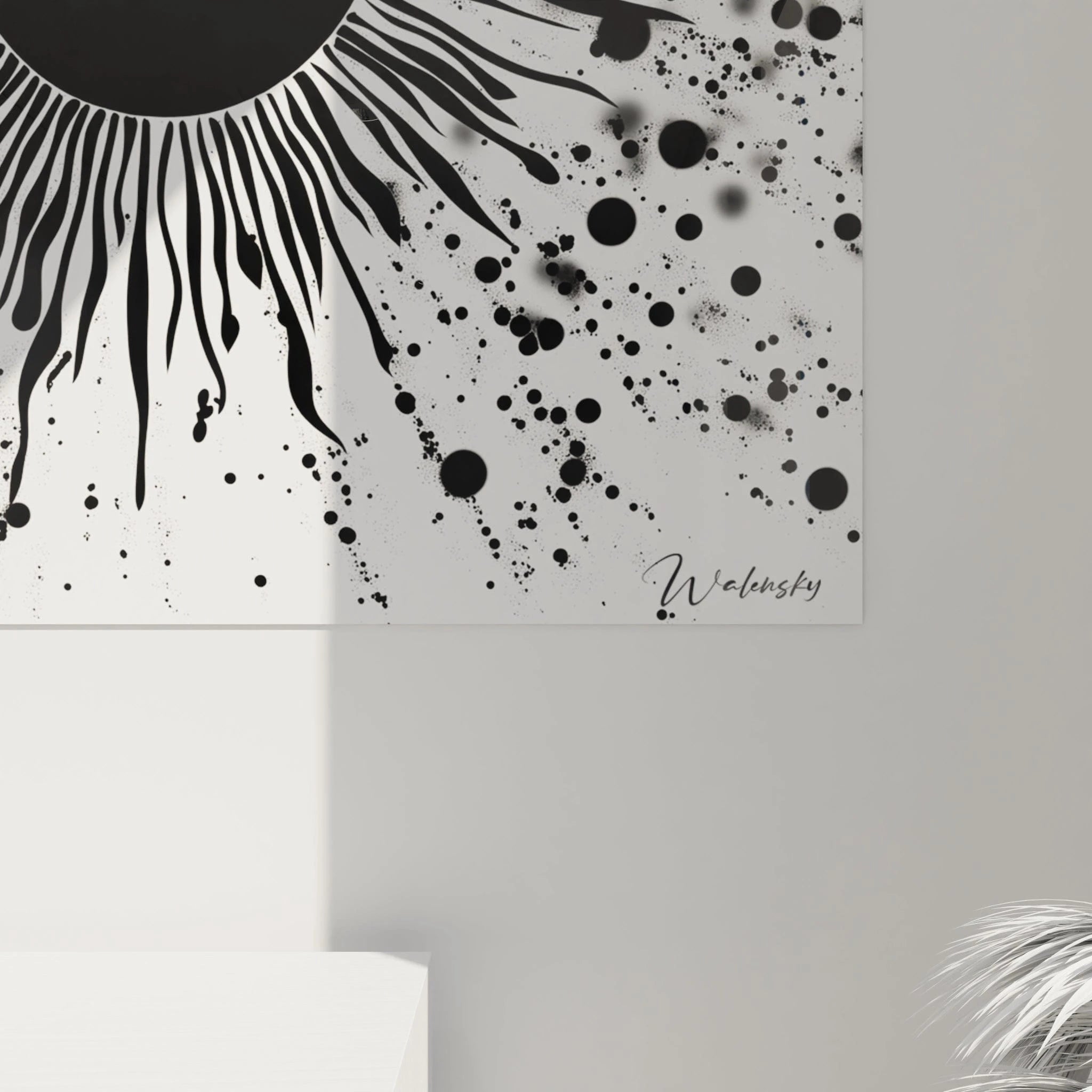 Tableau tacheté noir et blanc de Walensky avec un design de soleil stylisé en éclaboussures