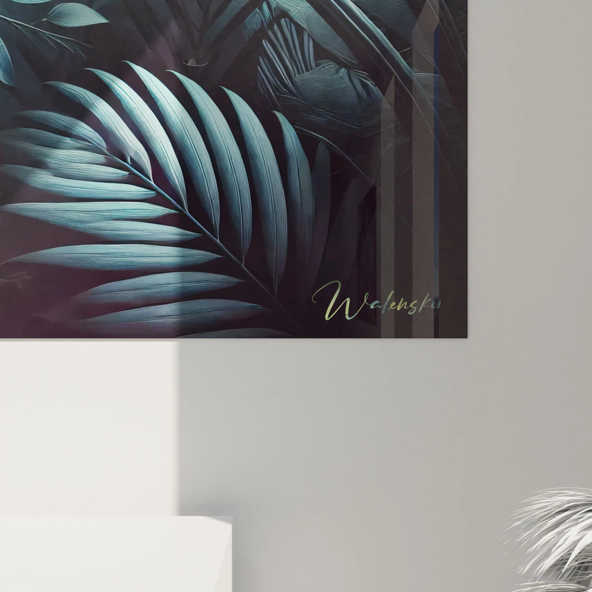 Admirez la finesse des détails de ce tableau perroquet en gros plan. Chaque plume et feuille est capturée avec une précision exceptionnelle, ajoutant profondeur et raffinement à votre décoration murale.