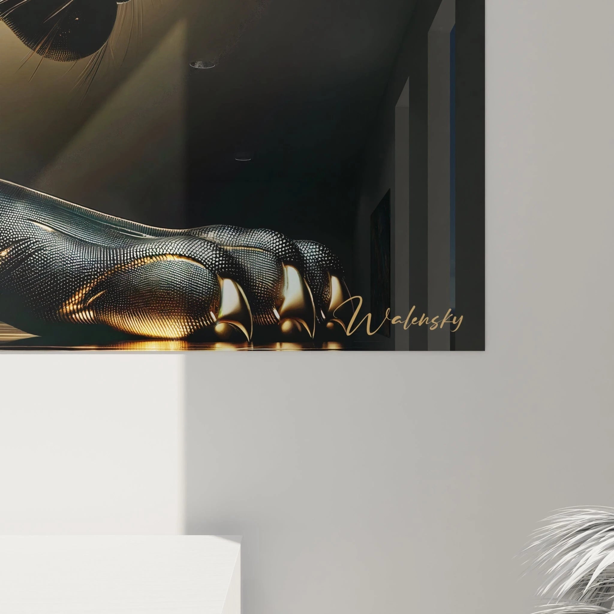 Un tableau d'animal montrant un grand félin noir de profil avec une texture pointilliste traversée de motifs dorés lumineux. Le corps sculptural présente une surface finement travaillée de minuscules points noirs avec des accents brillants. Les yeux ambrés et les vibrisses délicates ajoutent des détails réalistes à cette représentation stylisée sur fond sombre.