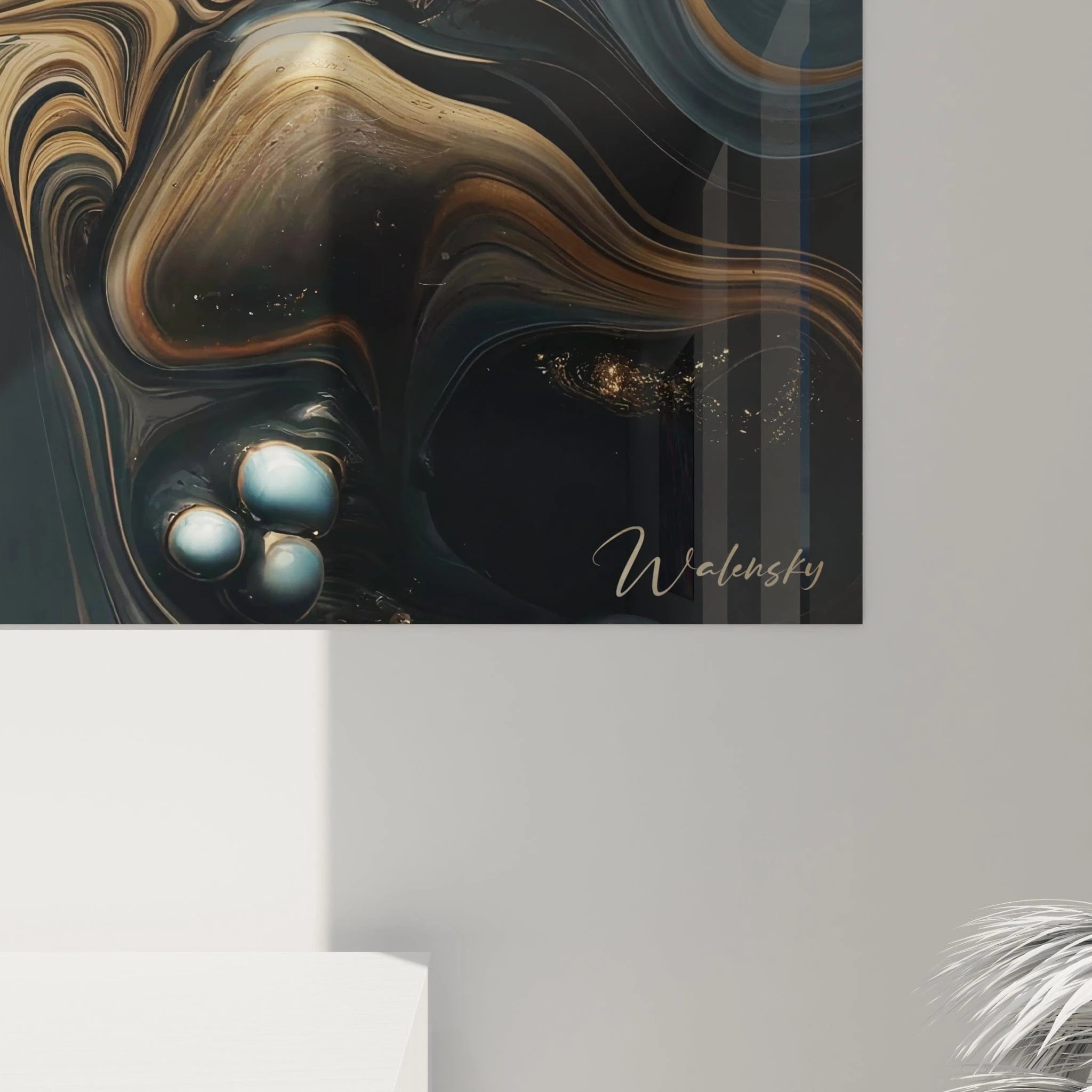 Un tableau abstrait représentant des formes tourbillonnantes, aux couleurs dominantes or, noir brillant et bleu nuit, avec des textures visuellement lisses et effet marbré.