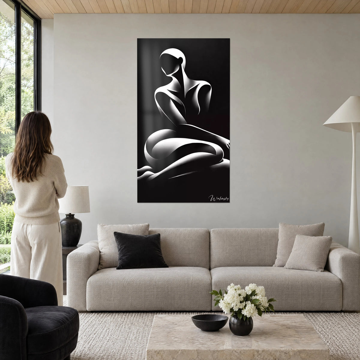 Tableau silhouette féminine sculptée en lumière blanche sur fond noir, femme de dos, au-dessus d'un canapé dans un salon lumineux