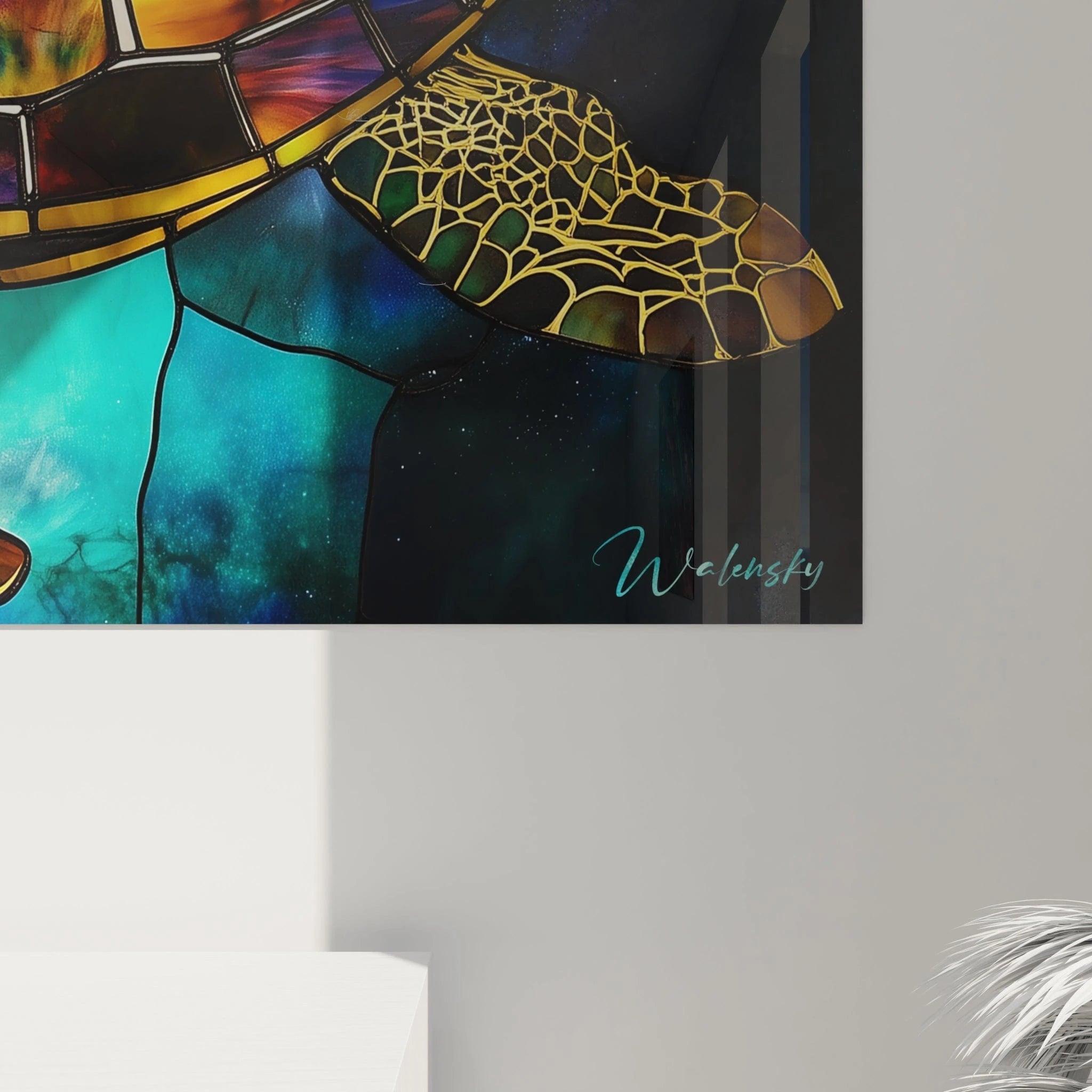 Un tableau marin coloré illustrant une tortue aux contours or traversant un océan de fragments bleus et turquoise, sa carapace composée de sections prismatiques multicolores, sous un soleil jaune rayonnant qui illumine l'ensemble de la composition vitrail.