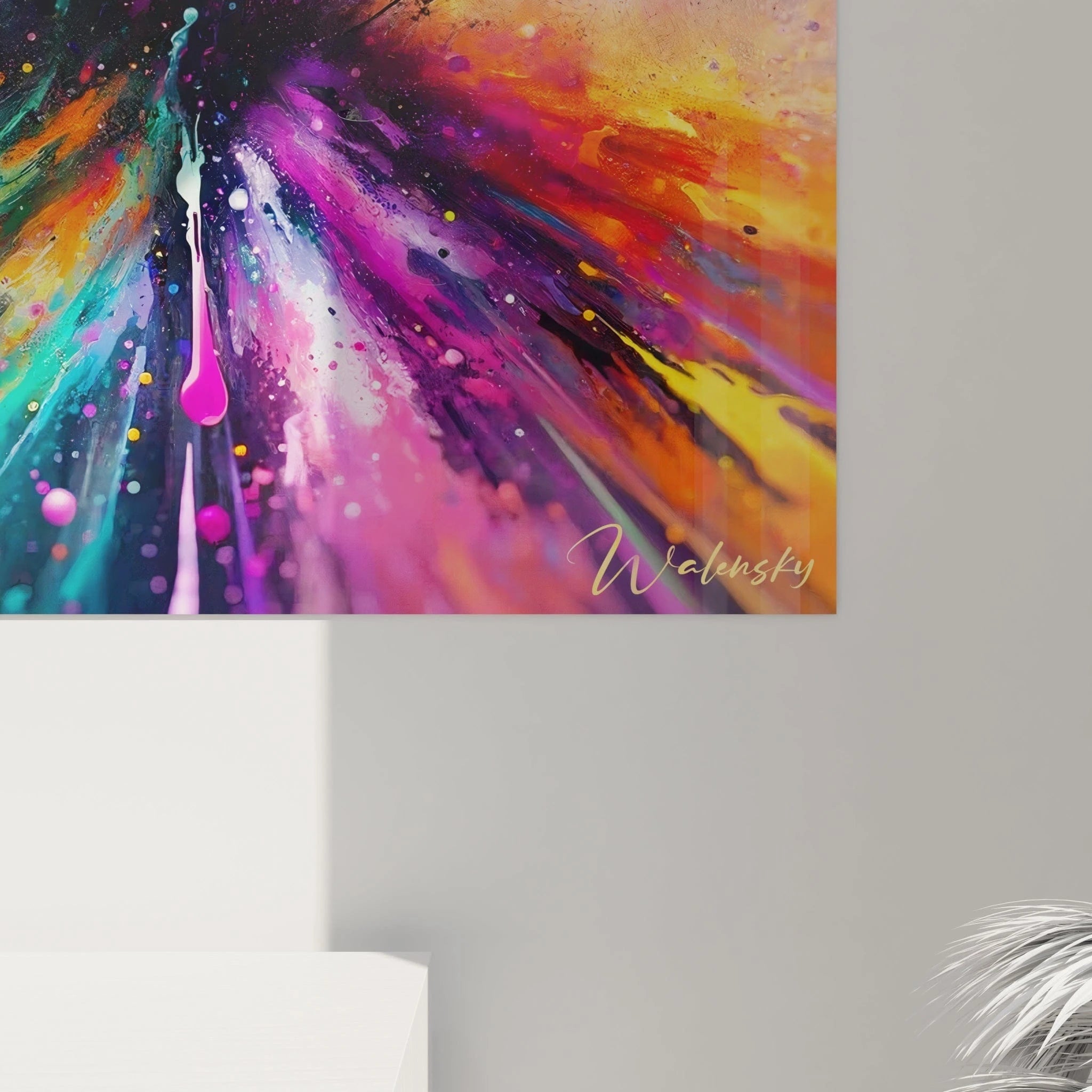 Un tableau abstrait d'explosion de pigments en mouvement radial. Utilise une palette spectrale de violet, rose vif, orange flamboyant et turquoise brillant. La texture présente des projections liquides dynamiques partant du centre vers l'extérieur, avec des gouttes suspendues, des stries directionnelles et des éclaboussures fines créant un effet de mouvement rapide et d'expansion colorée.