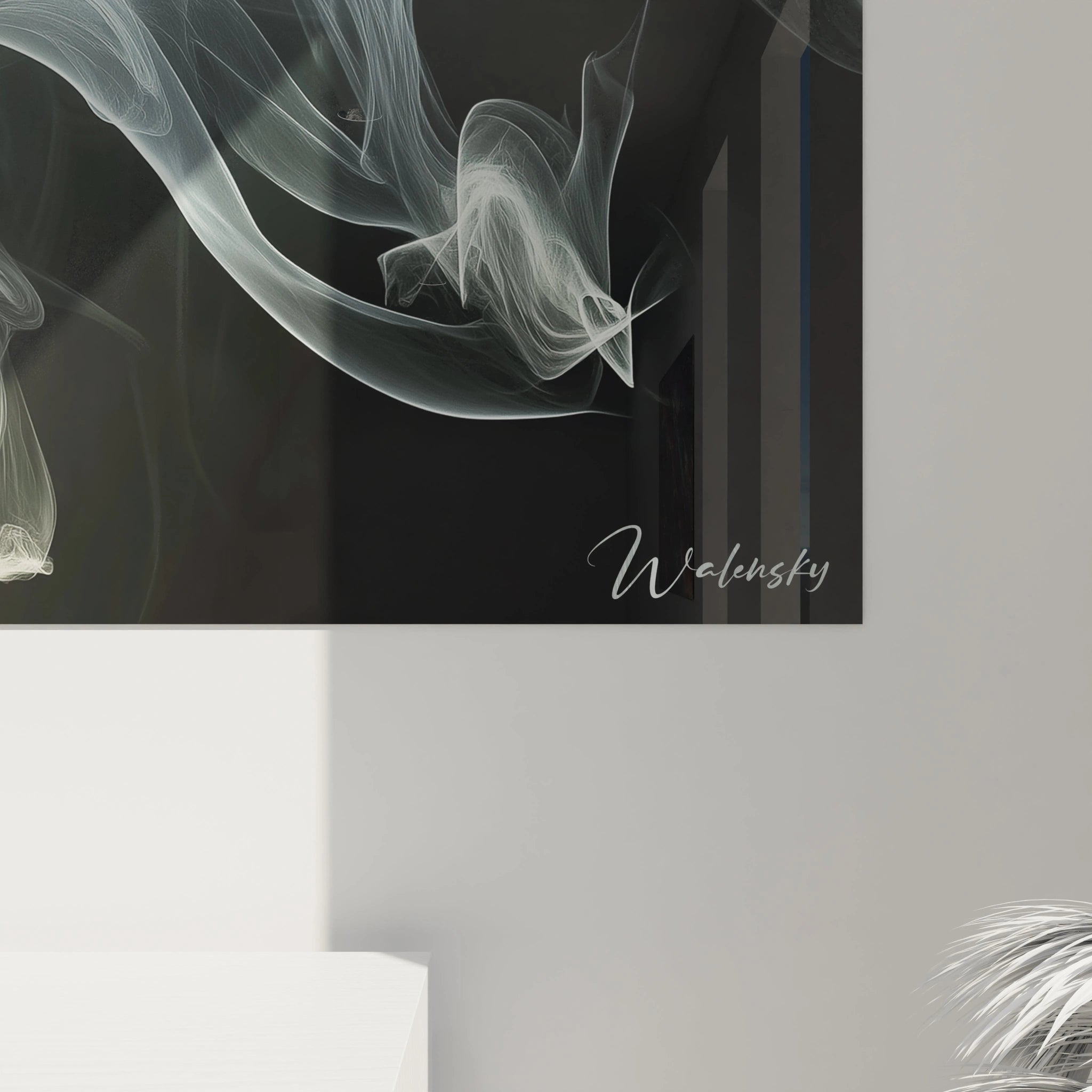 Un tableau Narcisse nature où un narcisse blanc et jaune se détache sur un fond noir, accompagné de formes vaporeuses grises, créant une impression de légèreté et de flou autour de la fleur.