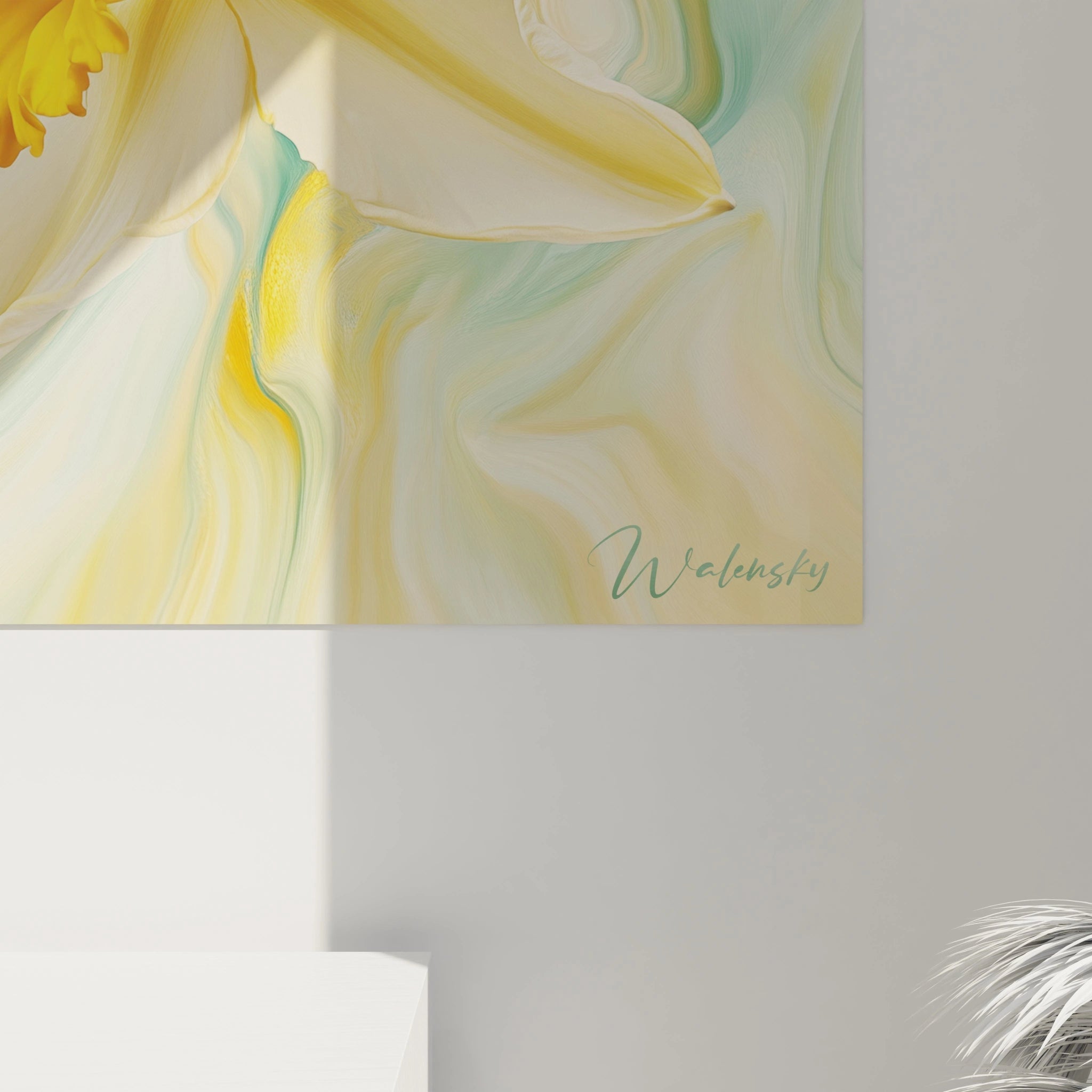 Un tableau Narcisse nature représentant un narcisse lumineux sur une composition abstraite aux couleurs blanc, jaune et vert, avec un effet de fluidité et des textures marbrées aux transitions nuancées.