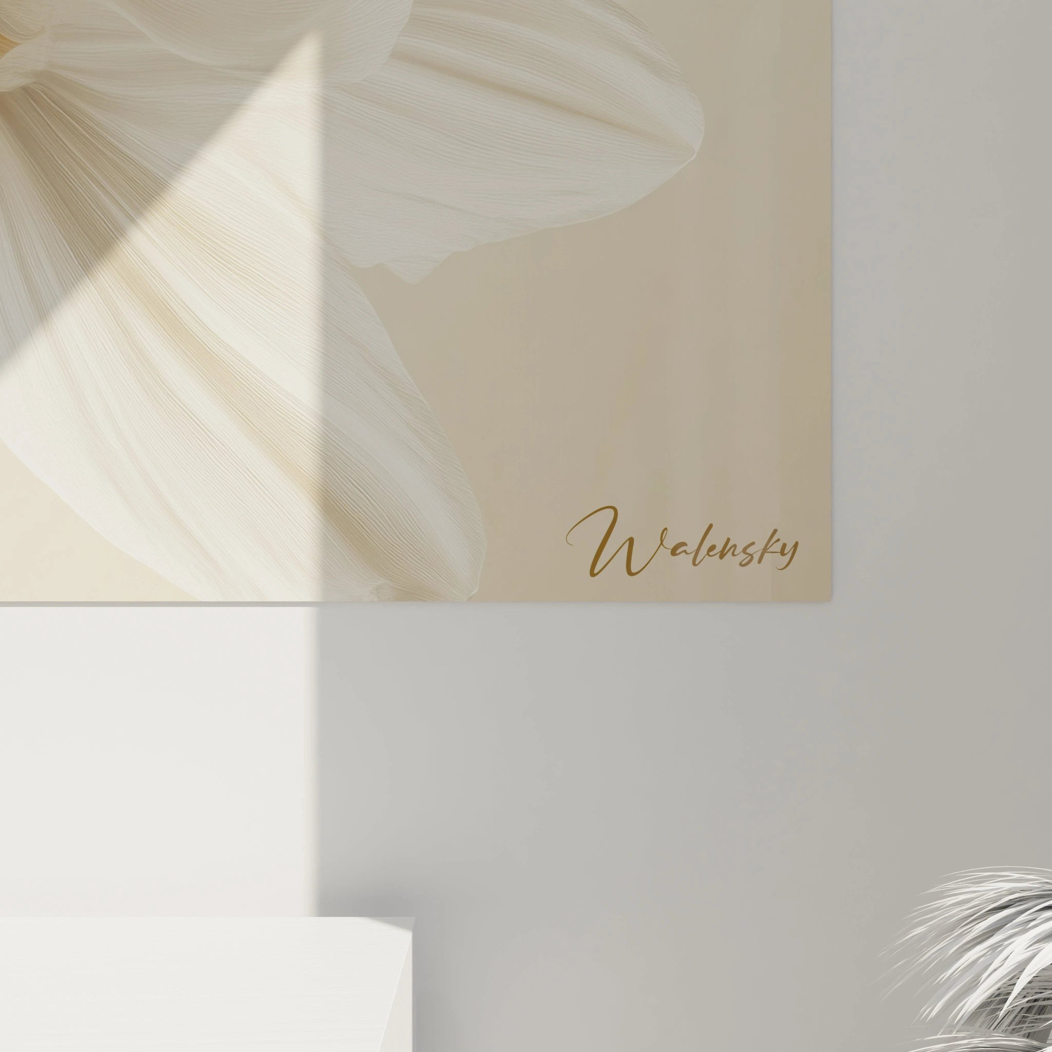 Un tableau Narcisse nature reprĂ©sentant un gros plan dâune fleur aux teintes blanches et dorĂ©es. Les jeux de lumiĂšre et les effets de matiĂšre crĂ©ent une sensation de volume et de lĂ©gĂšretĂ©.