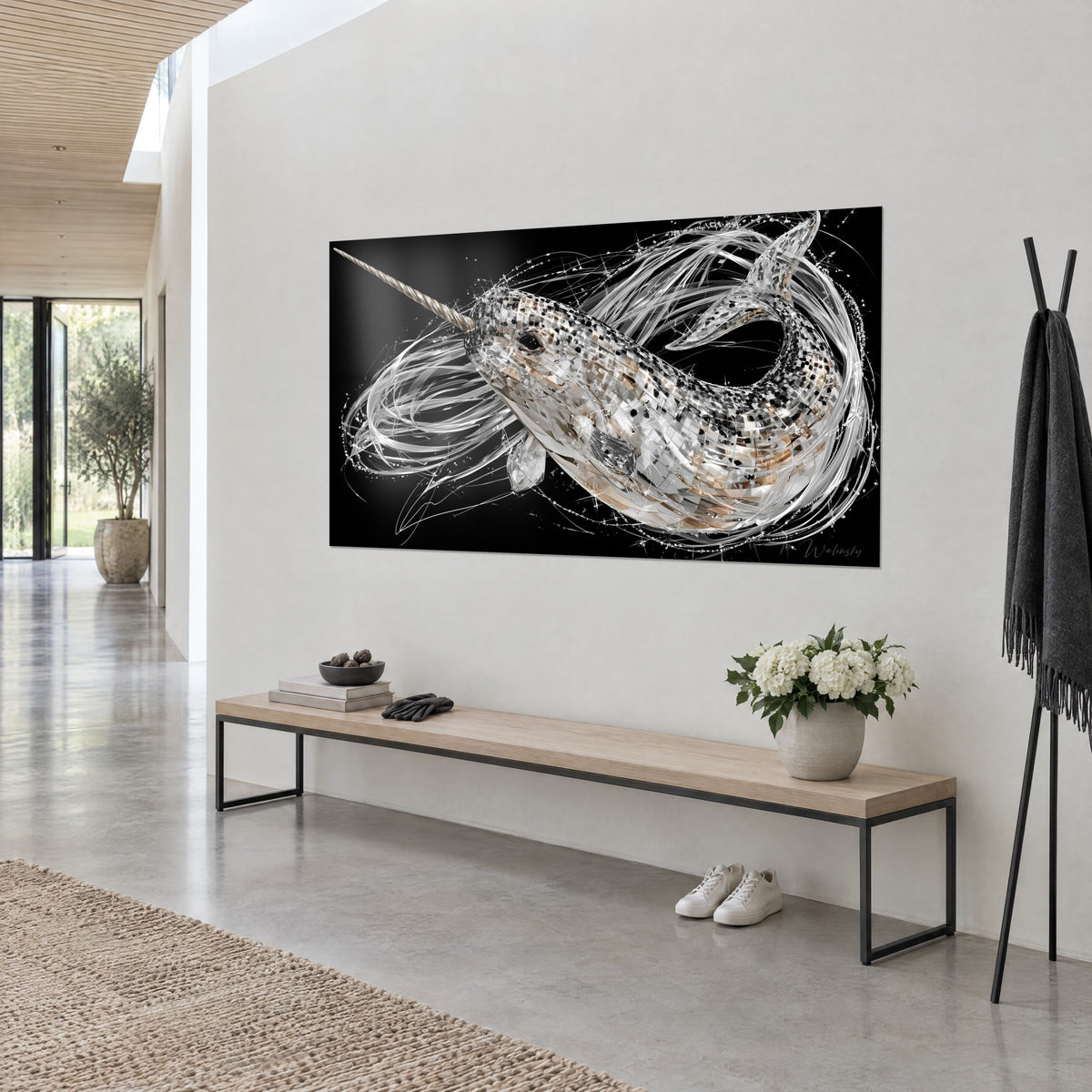 Cuadro cetáceo con cuerno en espiral, cuerpo facetado en plata y bronce perfilado con filamentos blancos, vista de tres cuartos en un recibidor claro