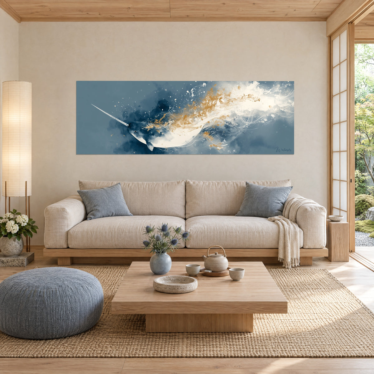 Πίνακας narwhal με χρυσές πιτσιλιές, ελεφαντοστέινο σώμα σε σκούρο μπλε και γκρι φόντο, πάνω από καναπέ σε φωτεινό σαλόνι