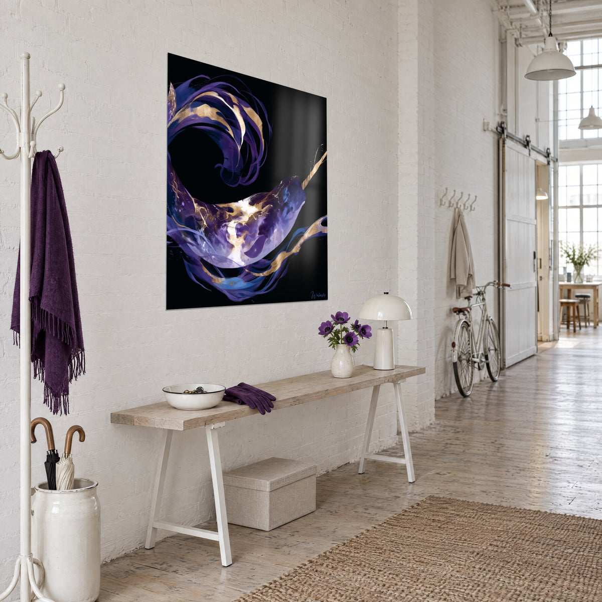 Gemälde Walart mit goldenem Horn in einem Wirbel violetter und blauer Schwünge, aus Dreiviertelansicht in einem Loft