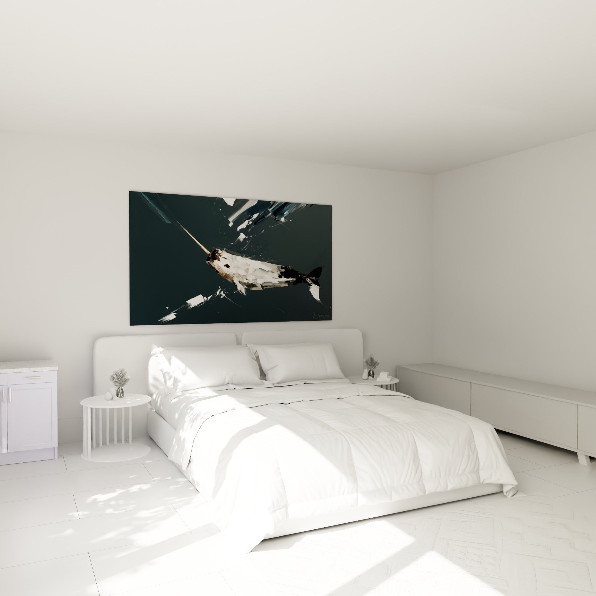 Créature marine blanche et dorée peinte au-dessus d'un lit dans une chambre claire
