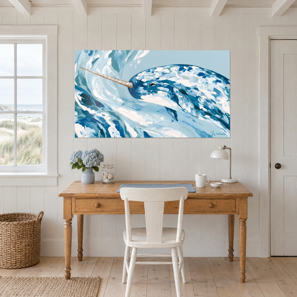 Cuadro mamífero ártico en pintura con espátula azul cielo y blanco nacarado, colmillo ocre, colgado en la pared de un despacho de madera clara