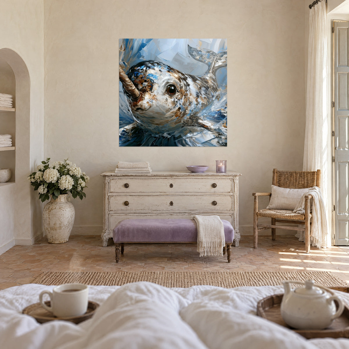 Cuadro cetáceo polar con cuerno espiral beige, destellos azul acero y blanco crema, colgado sobre una cama en un dormitorio luminoso