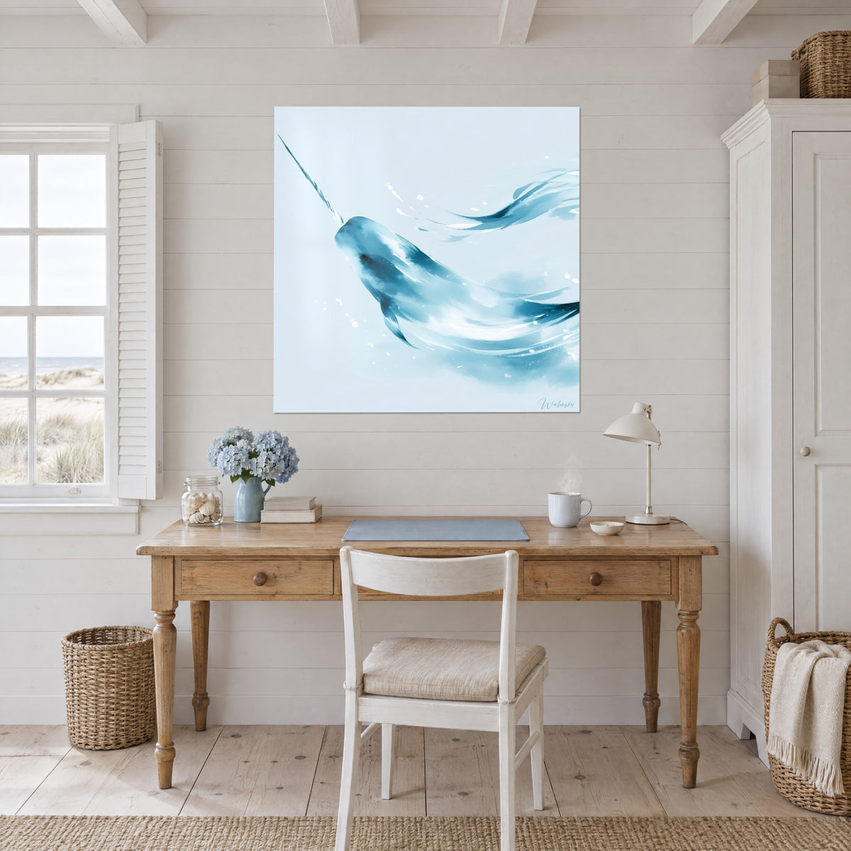 Gemälde Meeressäuger des Eises in Aquarell Hellblau und Krickentenblau, schlanker Stoßzahn, in einem Büro aus hellem Holz neben einem weißen Stuhl