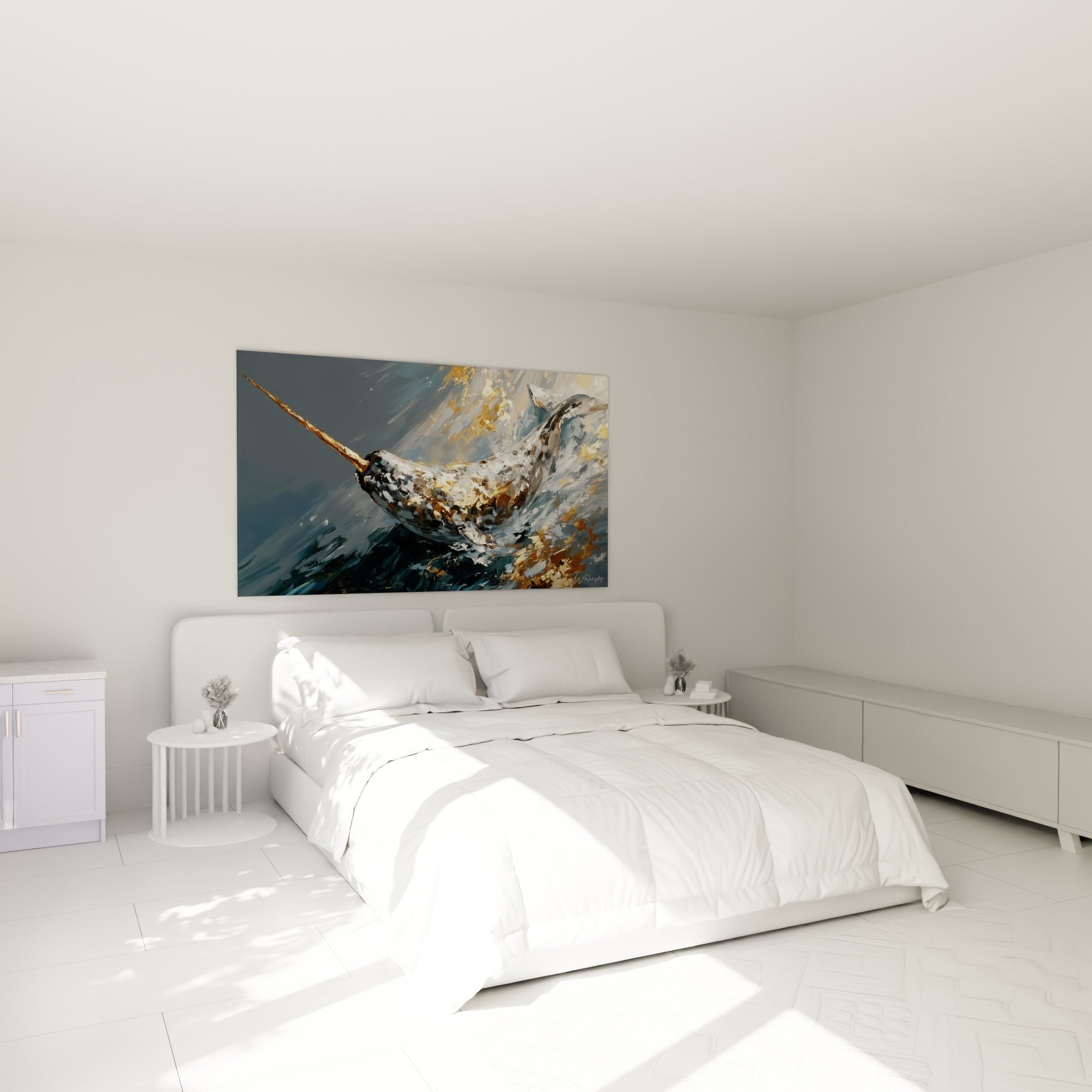 Narval aux reflets dorés et gris anthracite accroché au-dessus d'un lit dans une chambre claire