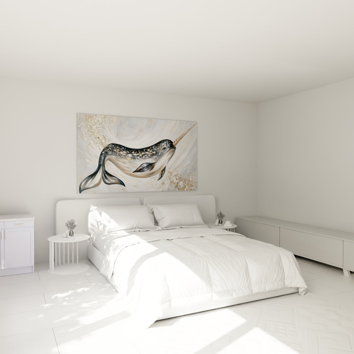 Narval doré aux reflets nacrés, corps arqué, accroché au-dessus d'un lit dans une chambre claire