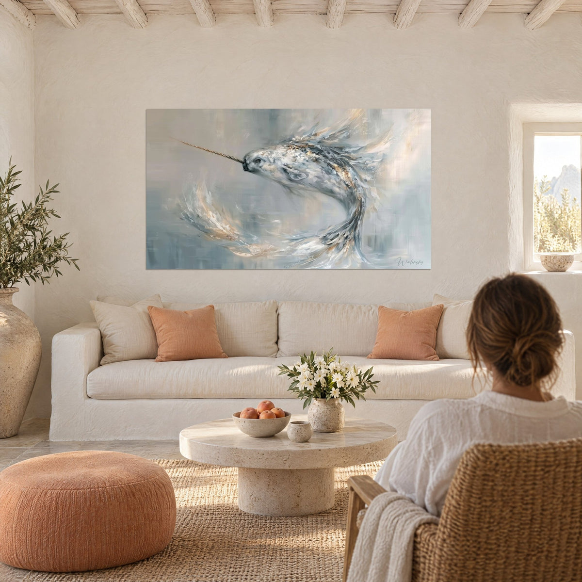Gemälde eines silbrig springenden Narwals, gedrehter Stoßzahn und goldene Funken auf perlgrauem Grund, über einem Sofa in einem hellen Wohnzimmer