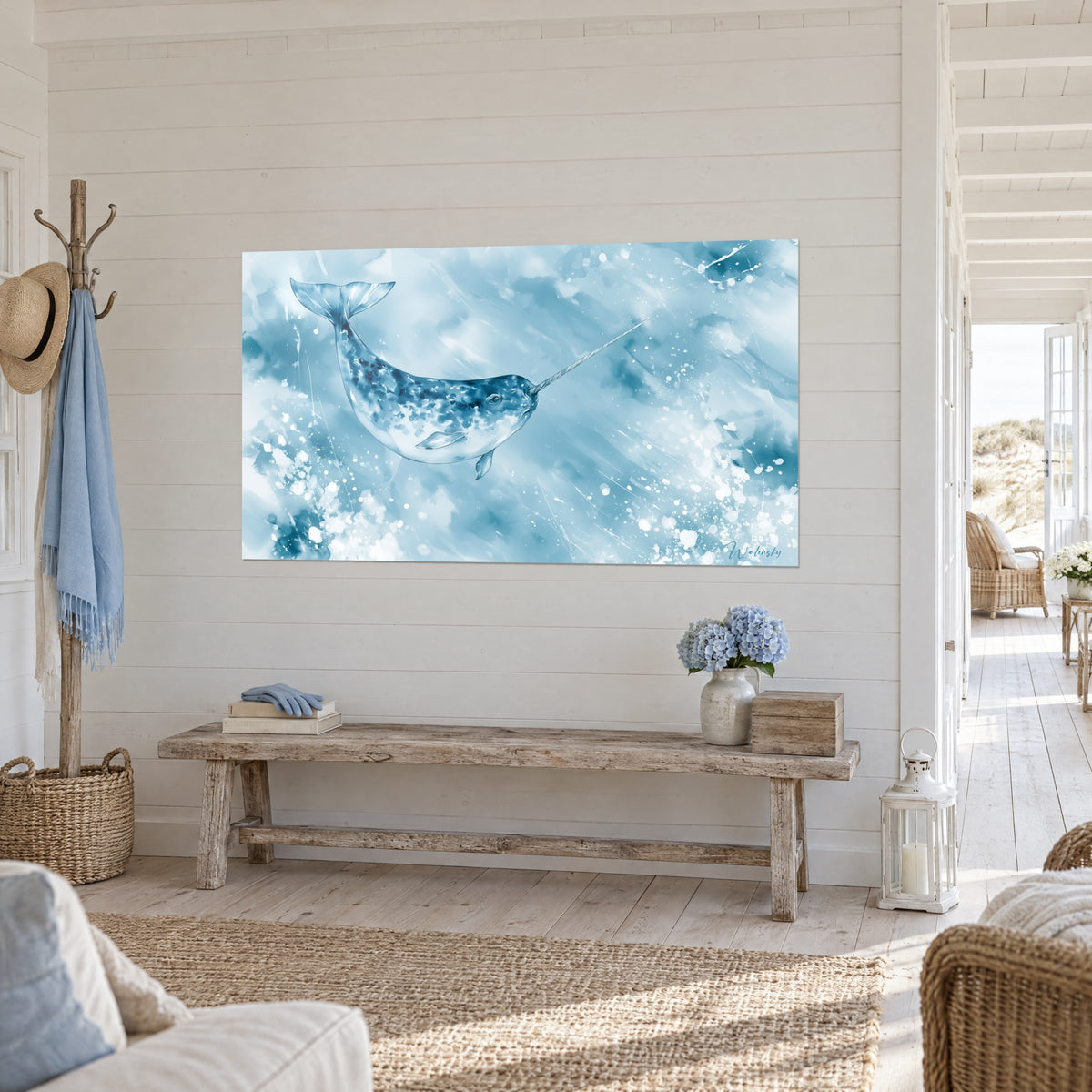 Quadro unicorno di mare ad acquerello blu periwinkle e bianco madreperla, corpo punteggiato in diagonale, appeso in un salotto costiero