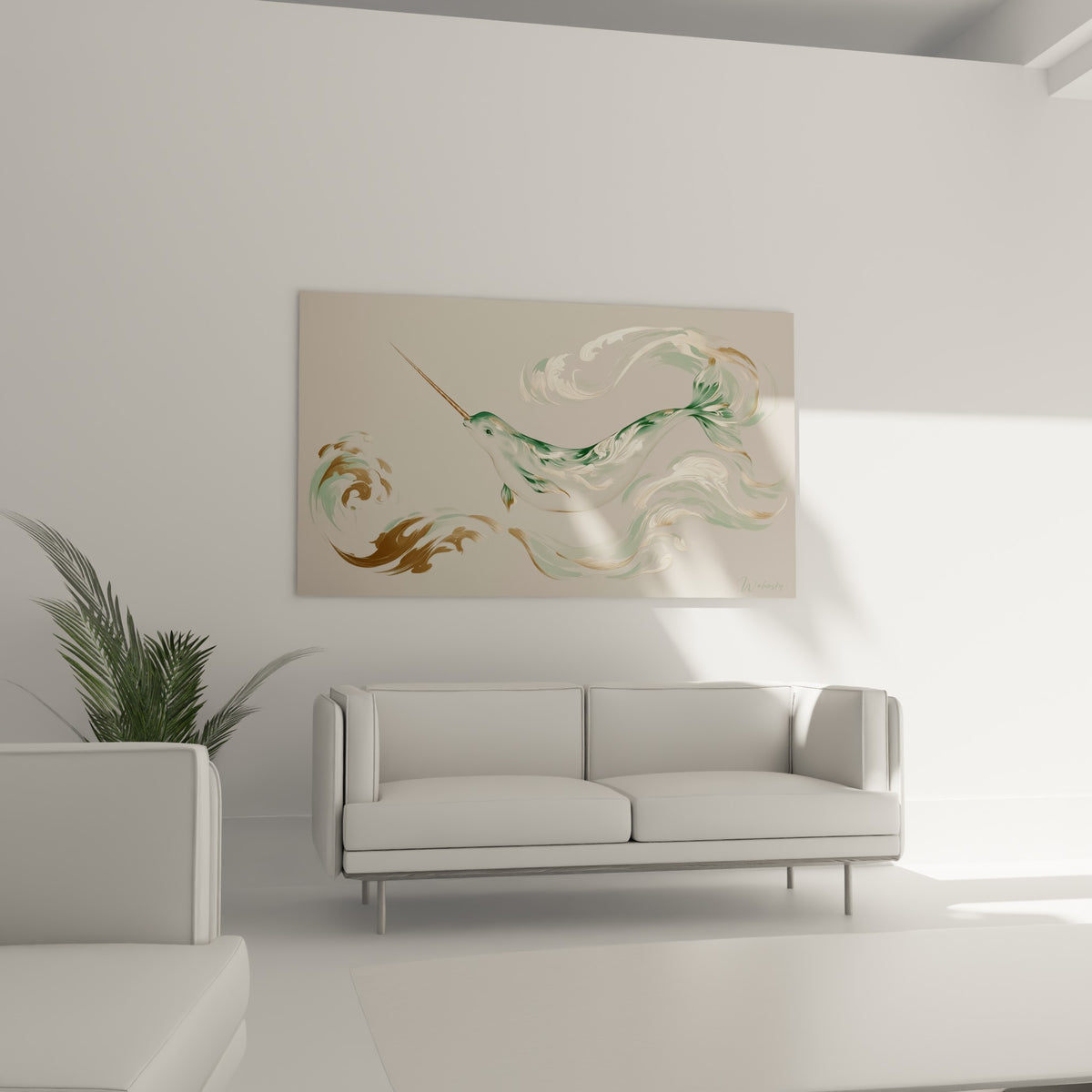 Narval sculpté en volutes vert sauge et or, disposé au-dessus d'un canapé dans un salon lumineux