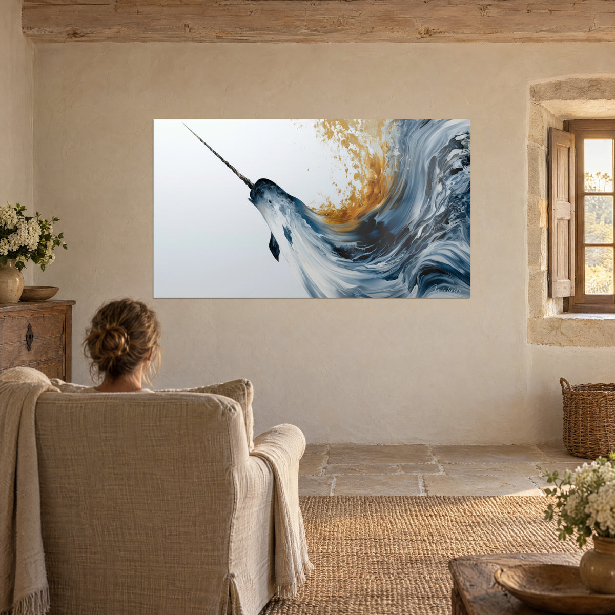 Cuadro narval erguido sobre una ola de pintura azul pizarra y blanca, mancha ámbar, sillón beige frente a la pared de piedra