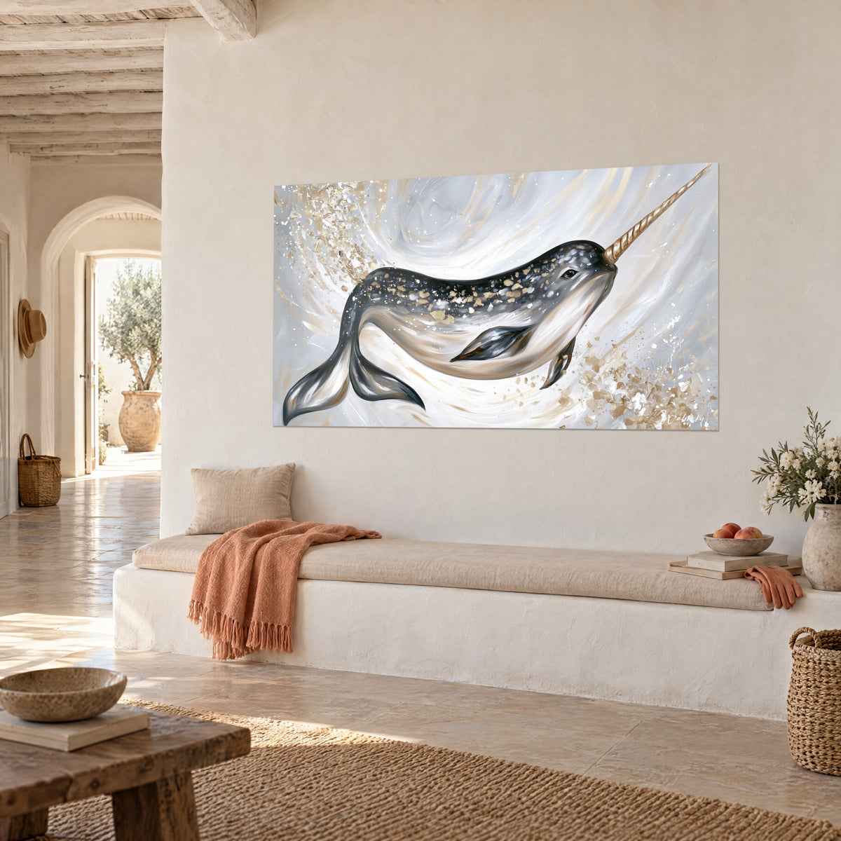 Gemälde Walart mit spiralförmigem Horn, schiefergrauer Rücken mit goldenen Glitzerpunkten und elfenbeinfarbener Bauch, weiße Wand eines mediterranen Hauses