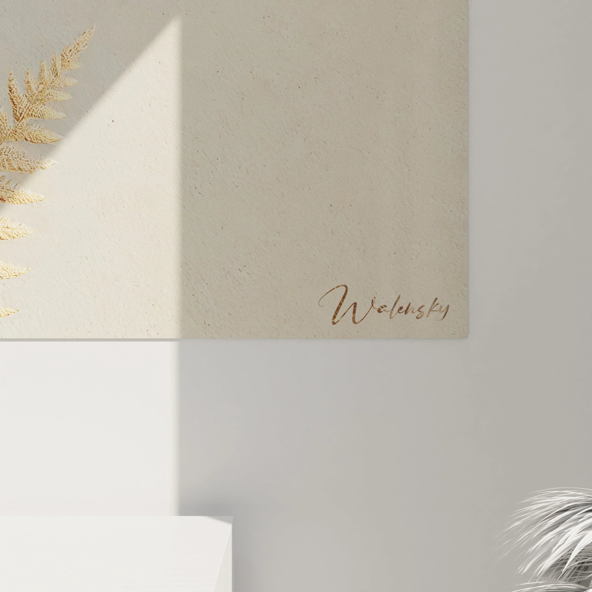 Vue de près, ce tableau feuille d or révèle chaque nervure et détail texturé. La feuille d or magnifie la finesse des fougères, offrant un effet visuel captivant et sophistiqué.