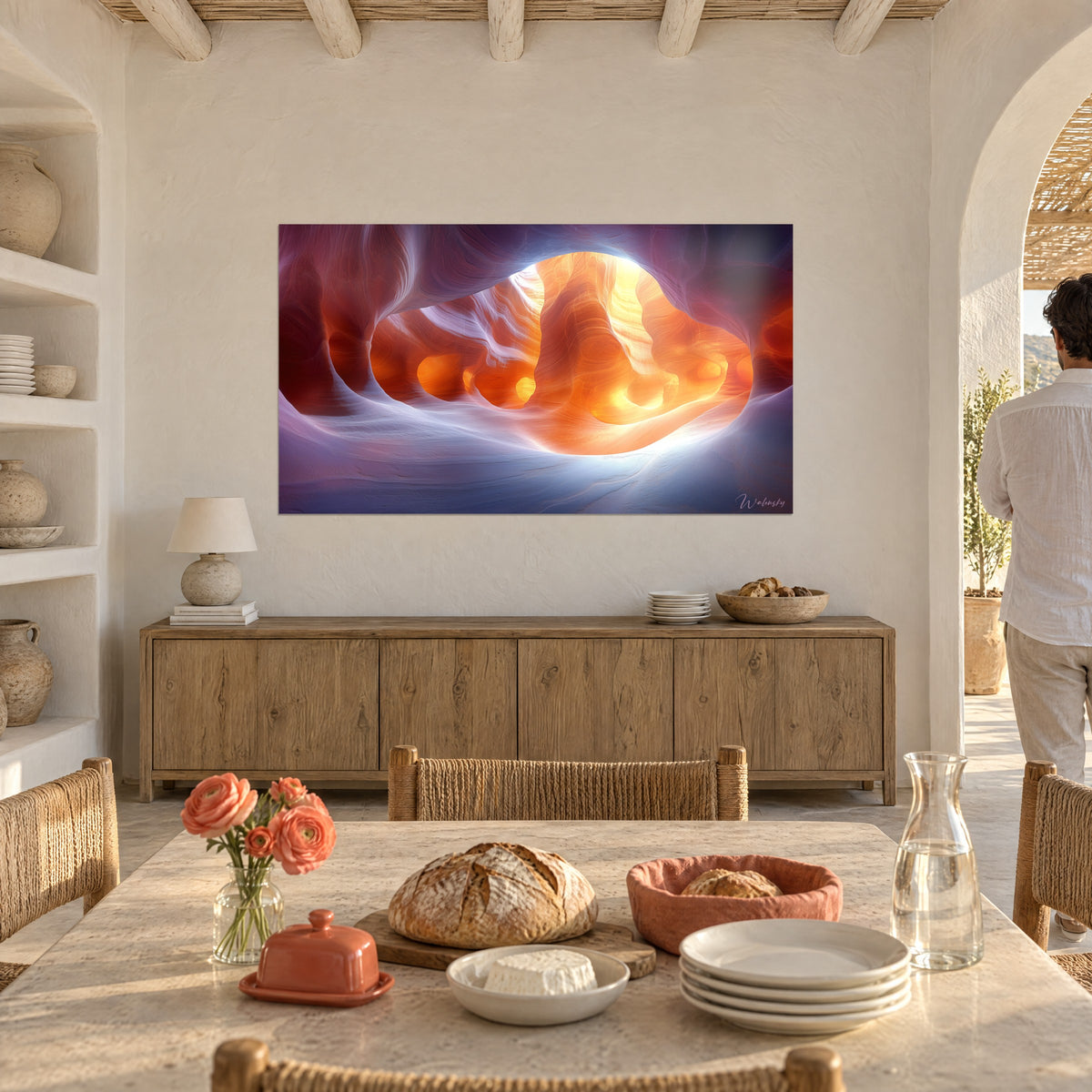 Quadro passaggio roccioso che scorre di luce dorata, pareti viola lisce, sulla parete di un soggiorno con volte in pietra bionda