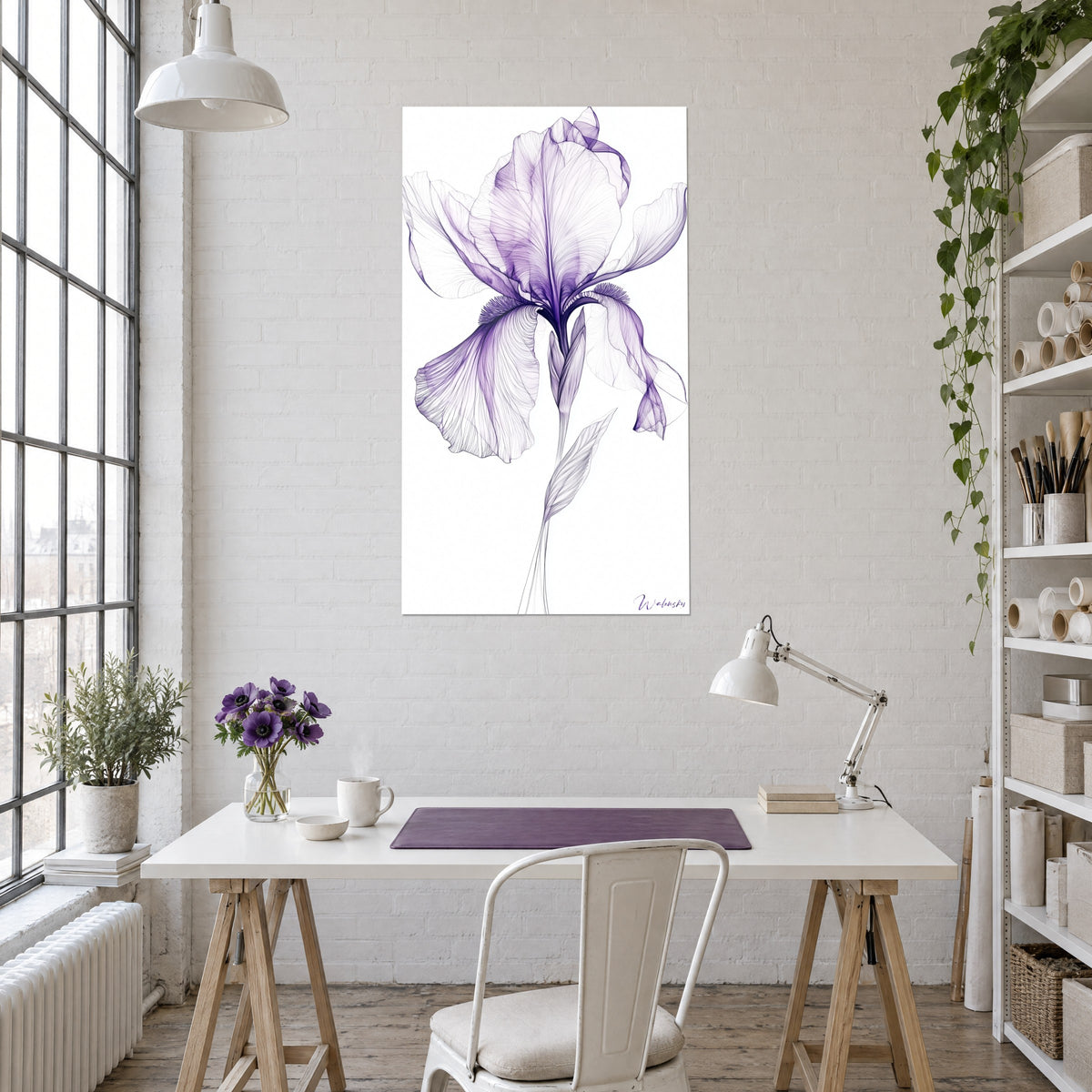 Gemälde einer Irisblüte als violetter botanischer Stich auf weißem Grund, an der Wand eines Büros mit Lampe und grünen Pflanzen gehängt