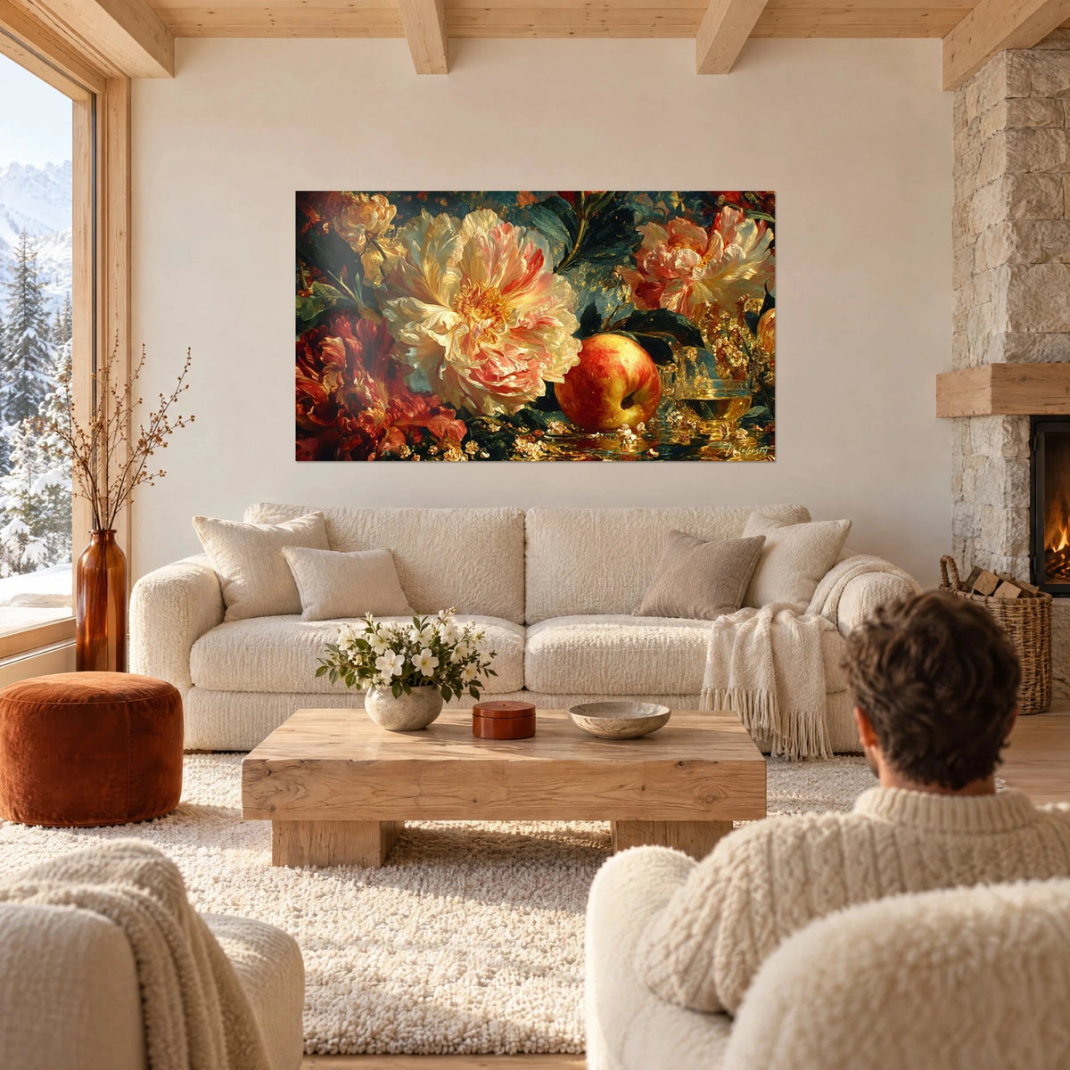 Tableau pivoine crème bordée de rose, pomme rouge et or, deux personnes de dos au-dessus d'un canapé dans un salon lumineux