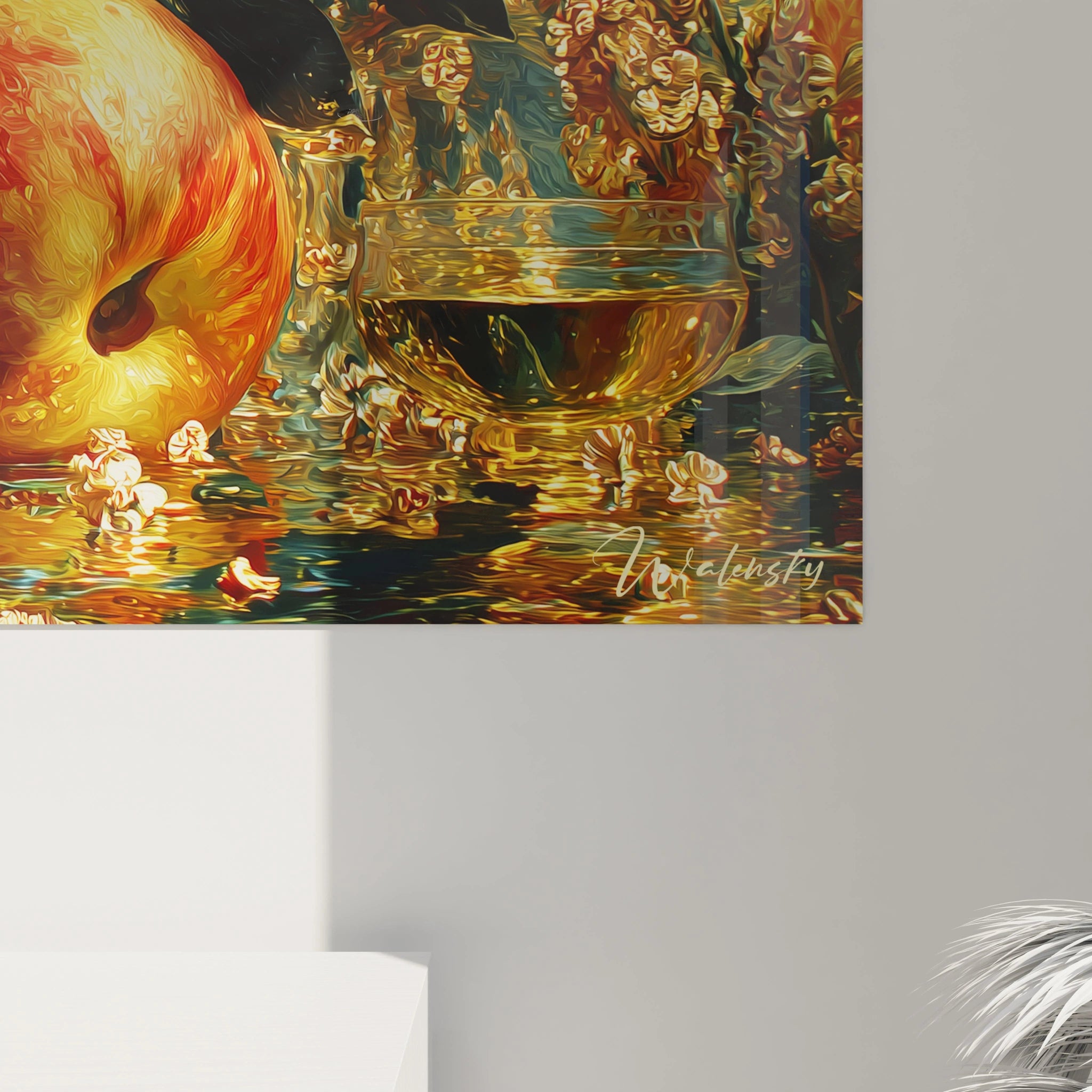 tableau nature morte baroque Walensky gros plan pomme et coupe en verre doré sur mur blanc