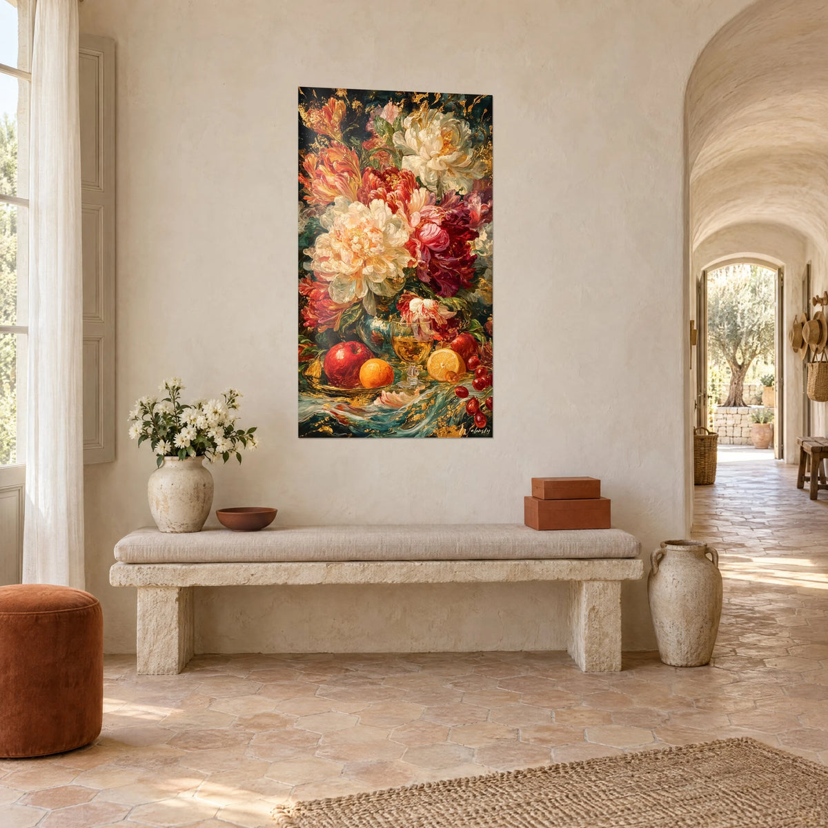 Tableau nature morte fleurie aux pétales nacrés, éclaboussures dorées sur fond sombre, dans un couloir voûté d'un mas provençal
