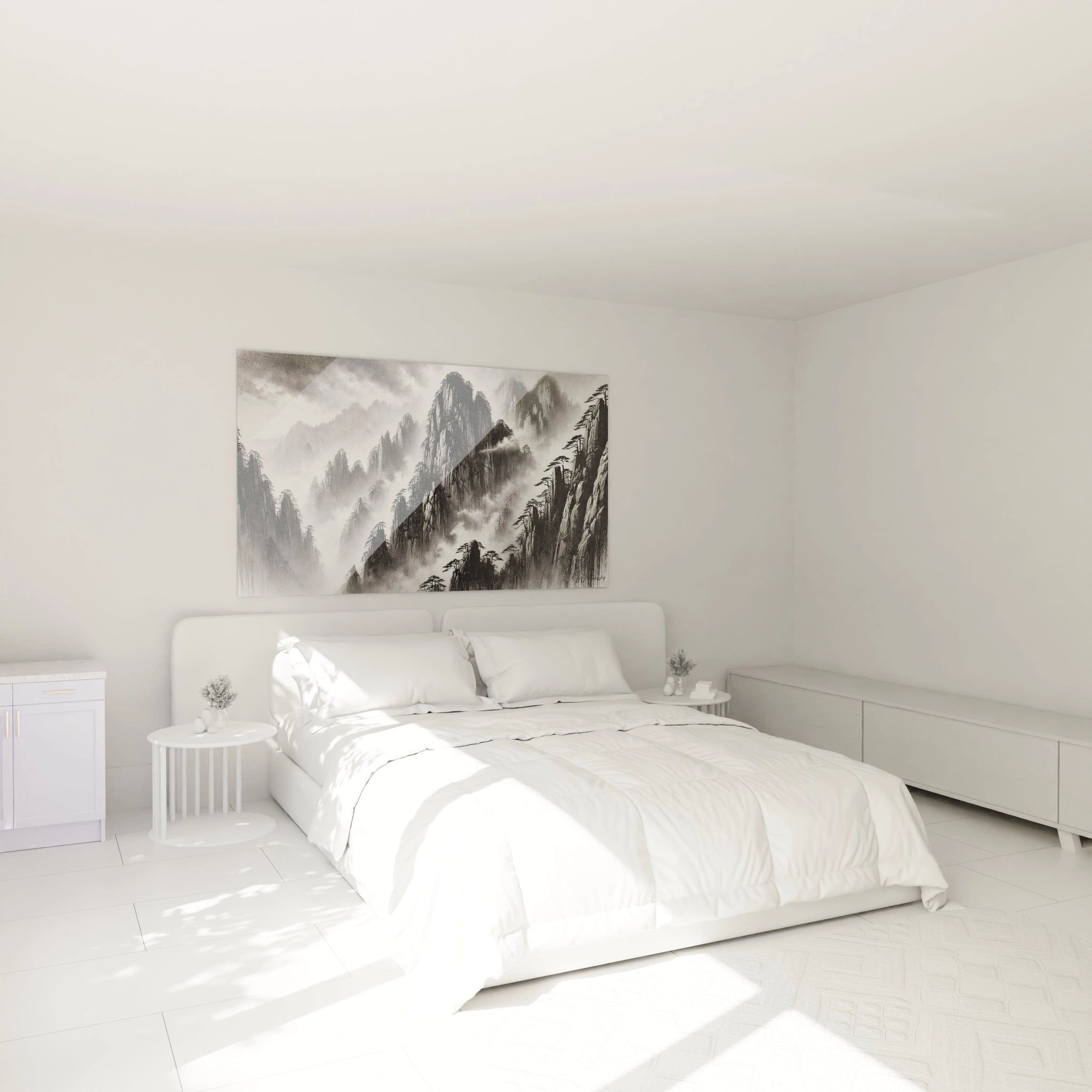 Tableau nature preservée dans une chambre, accroché au-dessus du lit, évoquant la paix et la grandeur des montagnes embrumées. Une touche de serenité inspirée par la nature orientale.