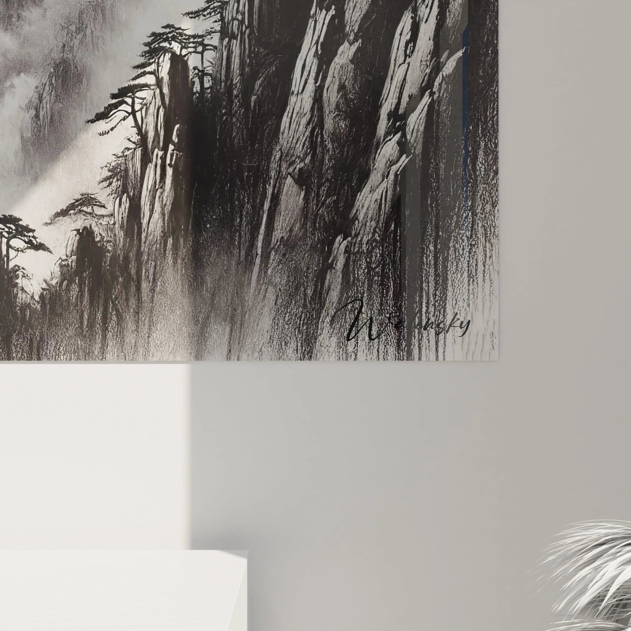 Vue de pres du tableau nature preservée. Contraste de noirs et de gris, révélant chaque detail des montagnes embrumées. Un appel a la contemplation et a l'harmonie naturelle.