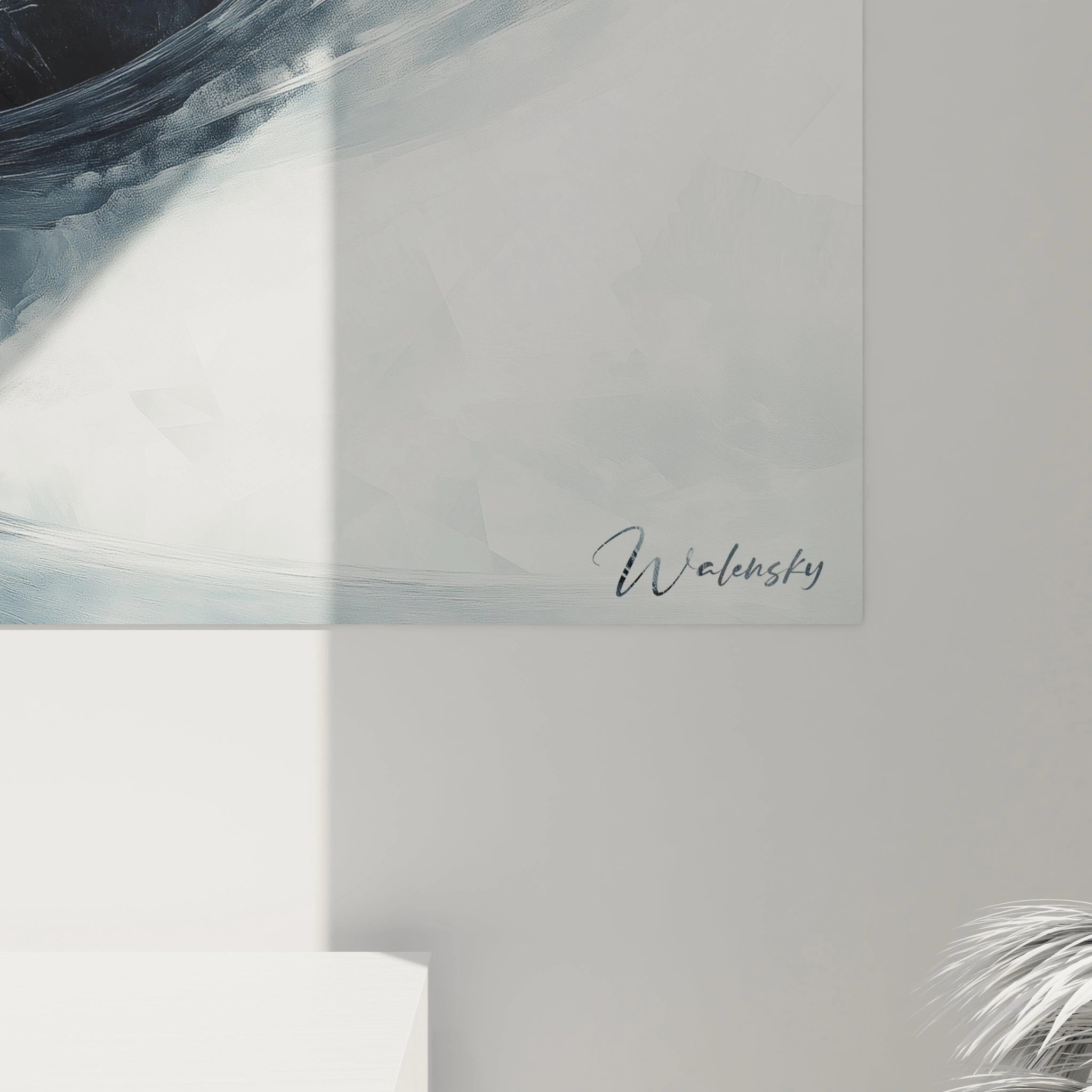 Un tableau abstrait spirale contemporain représentant un tourbillon monochrome. Les contrastes entre zones sombres et claires définissent nettement la forme spiralée, tandis que les textures vaporeuses ajoutent une dimension éthérée à la composition graphique.