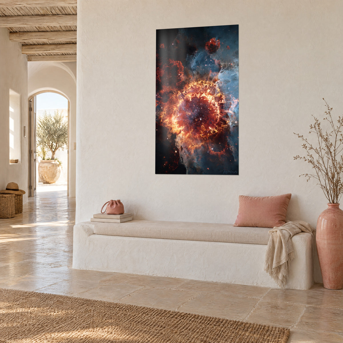Tableau cosmos incandescent, anneau de gaz doré cerné de nuages bleu acier, mur blanc chaulé, banquette et vase rose