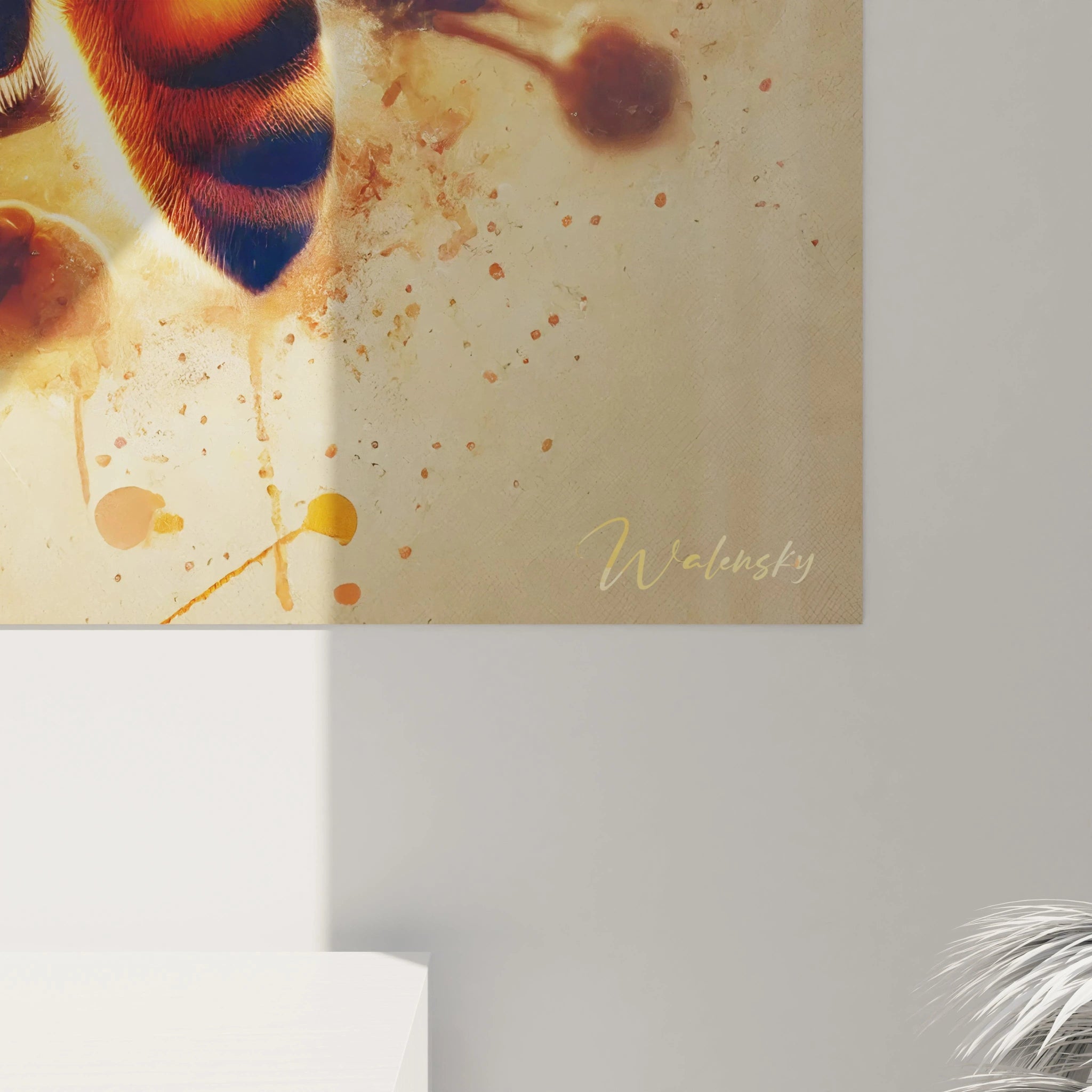 La vue de près révèle les détails exquis du tableau abeille. Chaque coup de pinceau donne vie à l'abeille et aux fleurs, reflétant leur symbiose et l'importance de cet insecte.