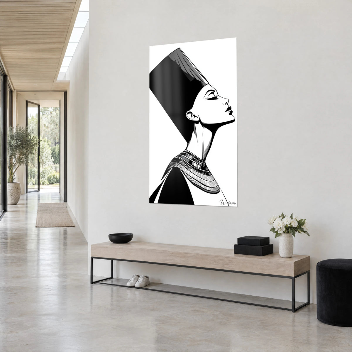 Schilderij Egyptische koningin met gesloten oogleden, sober zwart-wit profiel, driekwart aanzicht tegen een lichtgrijze muur, glazen gang