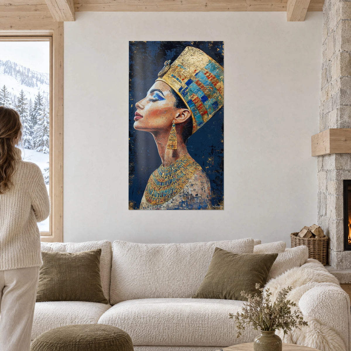 Schilderij Egyptische koningin in profiel, gouden hoofddeksel gestreept met turquoise, nachtblauwe achtergrond, boven een bank in een lichte woonkamer