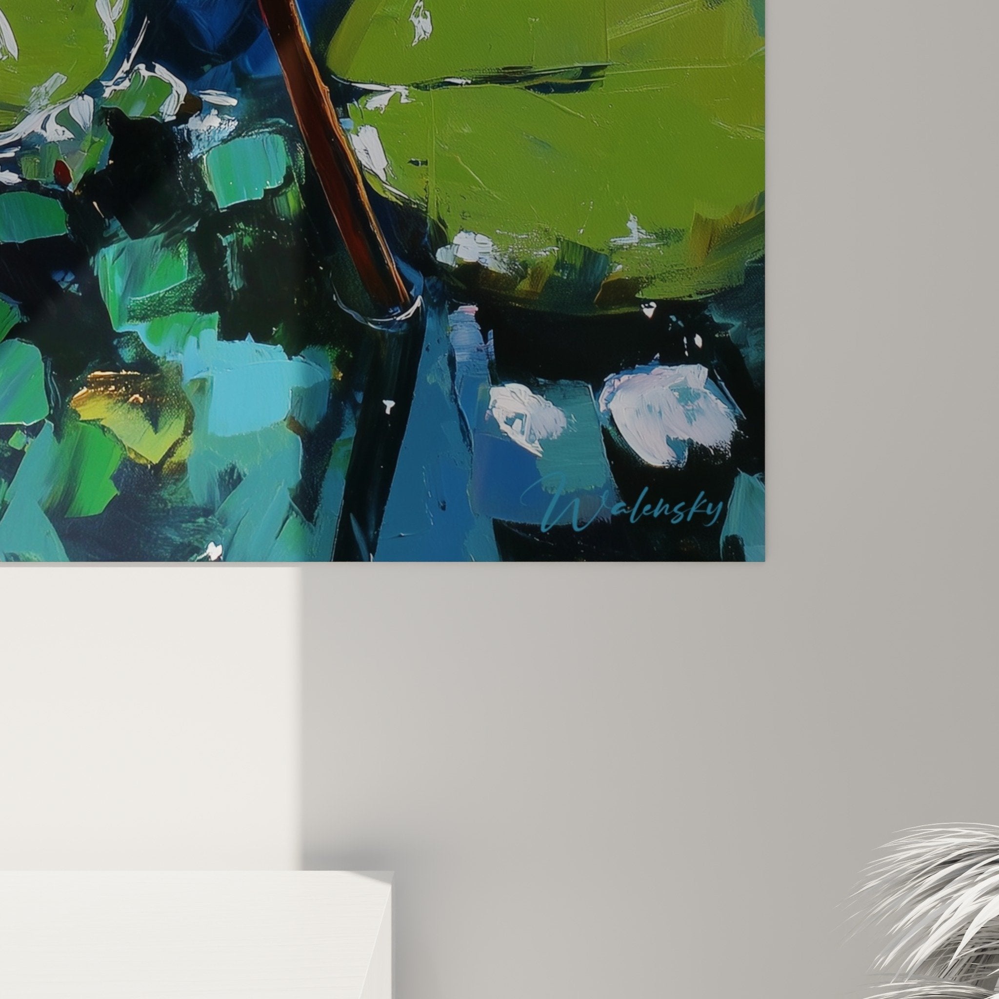 Vue d'ensemble du tableau nénuphare dans un intérieur contemporain avec éclairage naturel