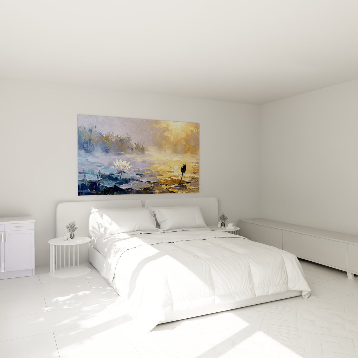 Fleur blanche et bourgeon sombre sur eau dorée, au-dessus d'un lit dans une chambre claire