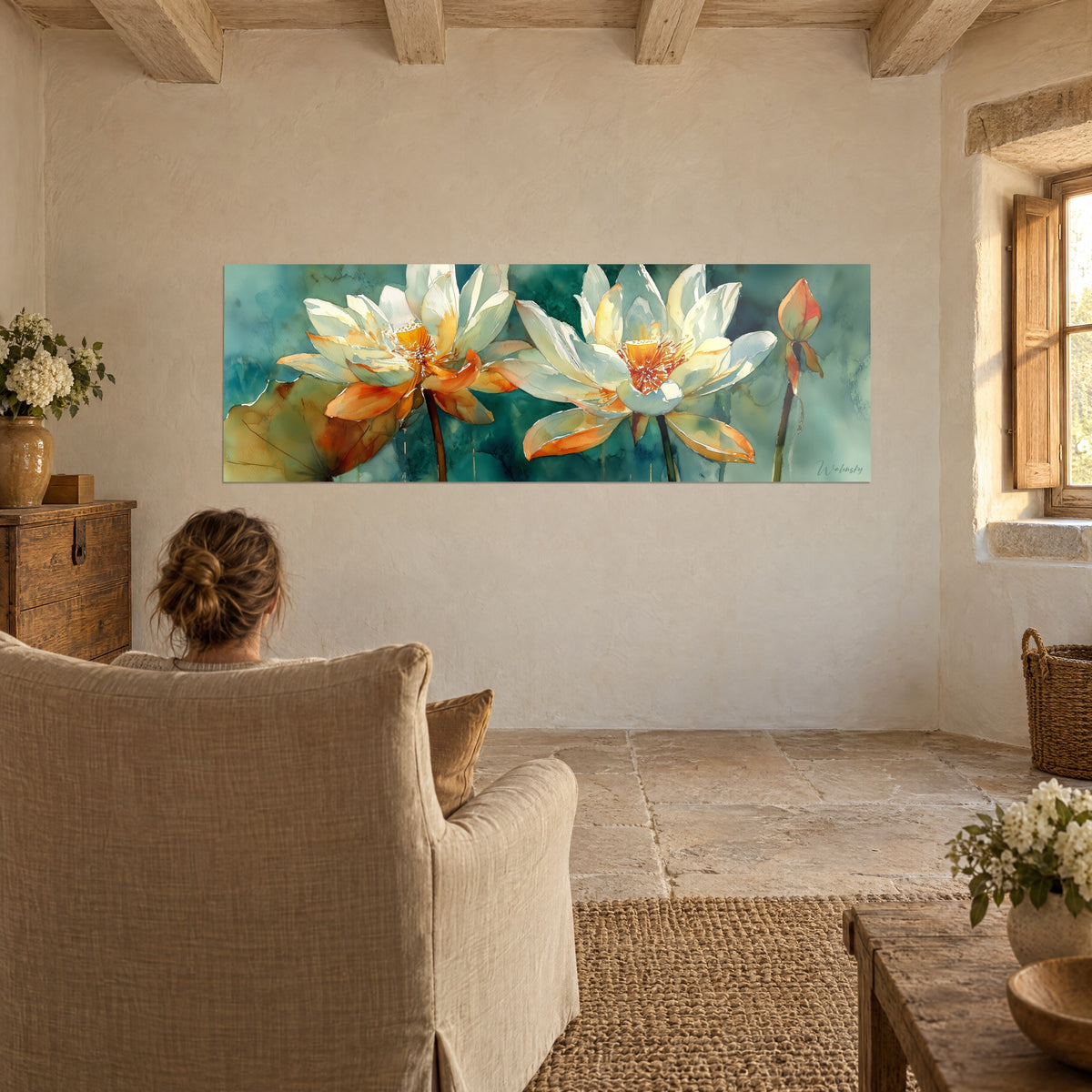 Cuadro floración acuática blanca y azafrán sobre fondo verde azulado, sillón de lino beige y muros de piedra encalada