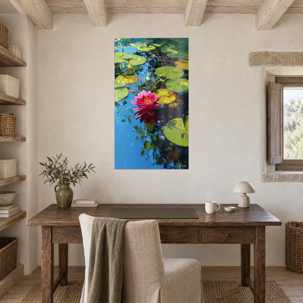 Gemälde karmesinrote Seerose mit goldocker Blattwerk, tiefblaues Schimmern, an der Wand eines Steinbüros