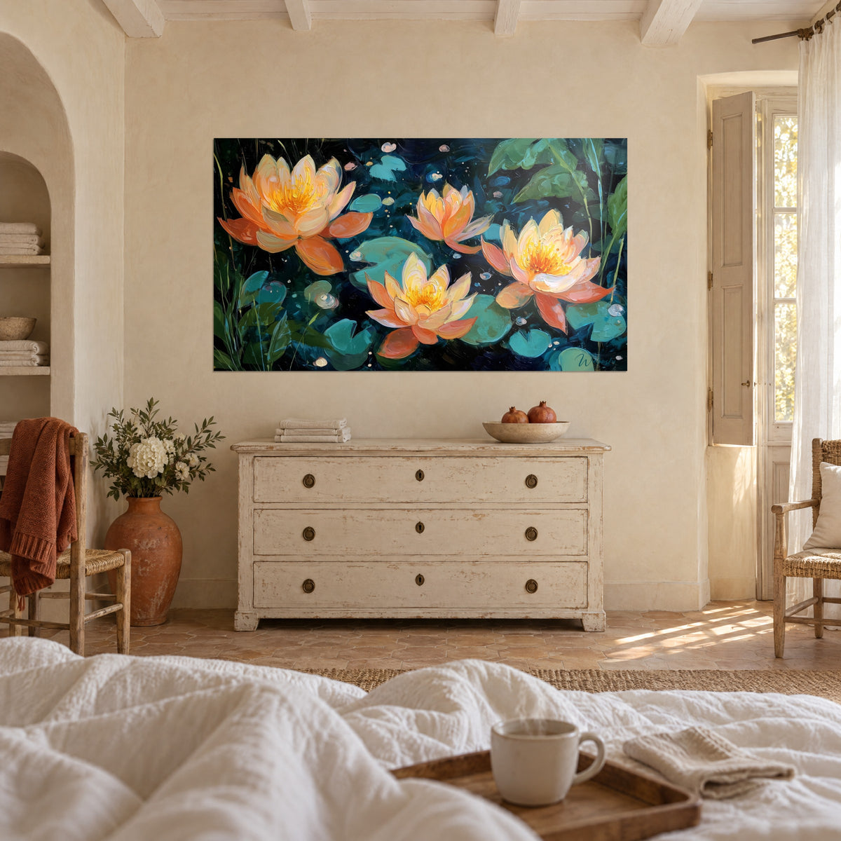 Gemälde Teich mit Korallen- und Cremefarbenen Lotusblüten, dicke pastose Blütenblätter, mitternachtsblauer Hintergrund, über einem Bett in einem hellen Schlafzimmer