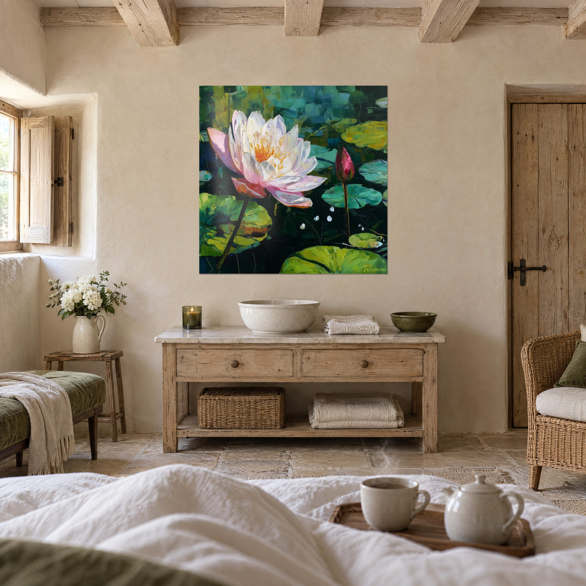 Gemälde Seerosenteich, weiße und rosa Blütenblätter, grüne Pinselstriche, über einem Bett in einem hellen Schlafzimmer