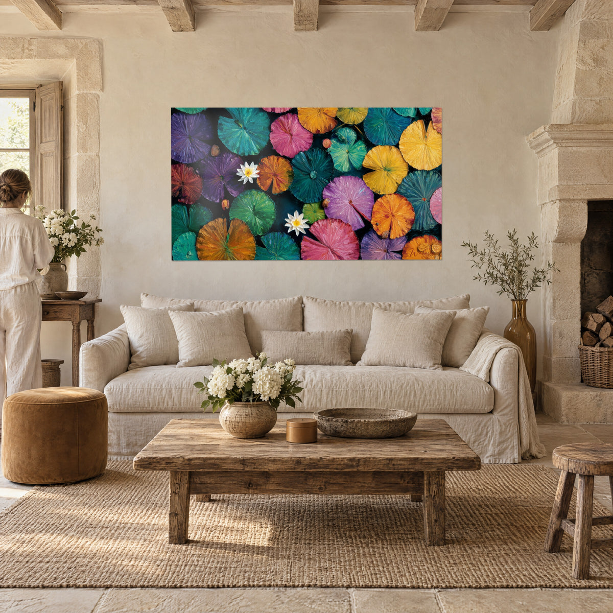Quadro di ninfee multicolore viola e turchese su sfondo scuro, donna di spalle, sopra un divano in un soggiorno luminoso