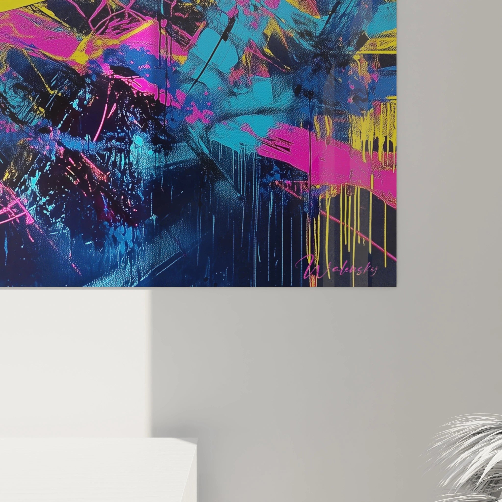 Un tableau abstrait contemporain présentant un jeu de couleurs vibrantes avec des éclaboussures de peinture en rose fuchsia, bleu cyan et jaune citron qui contrastent avec un fond bleu marine profond, créant une tension visuelle typique du style néo-expressionniste urbain.
