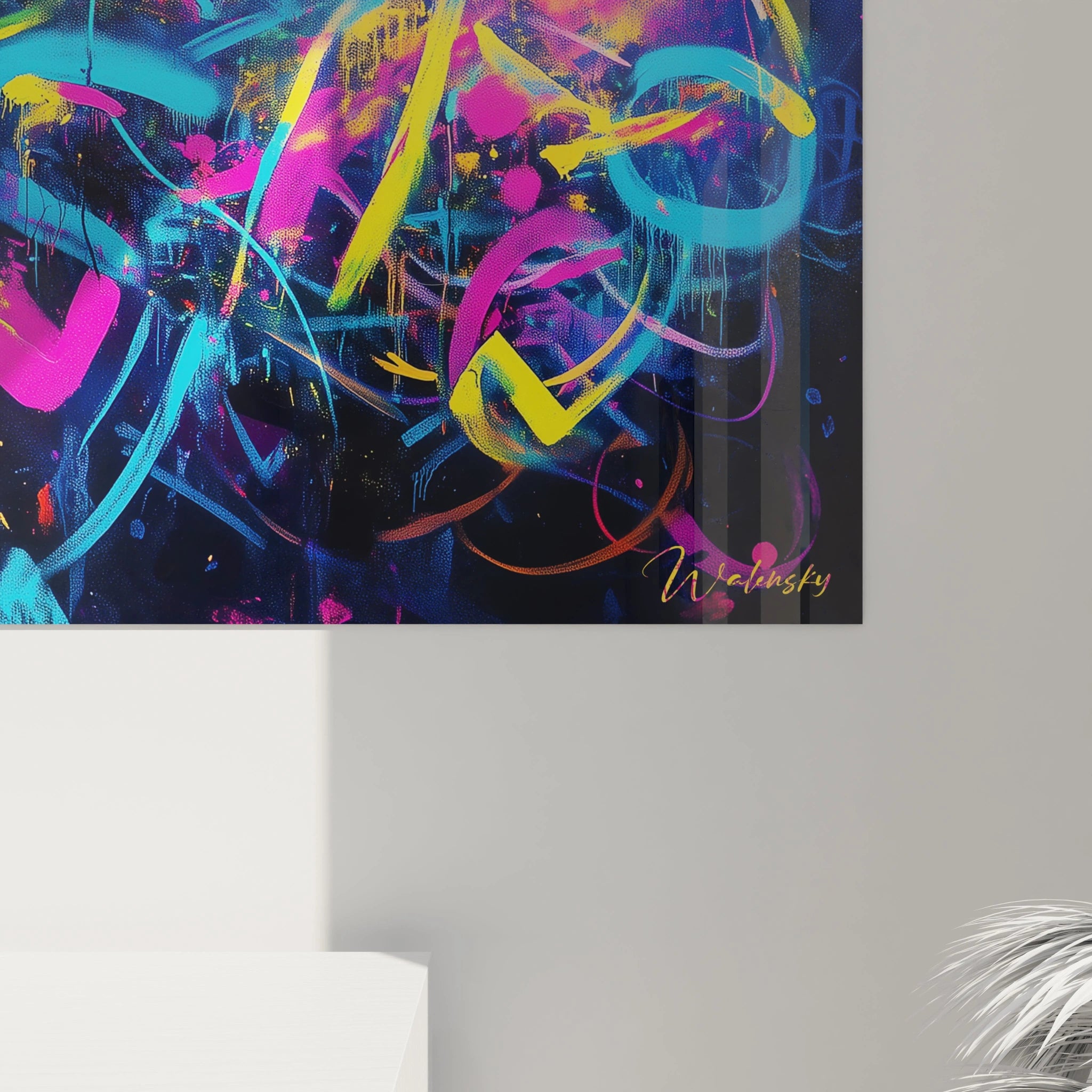 Un tableau graffiti contemporain composé de lignes vibrantes en rose fuchsia, bleu électrique et jaune fluo qui s'entremêlent sur un fond noir profond, produisant une tension visuelle rythmique accentuée par des contrastes lumineux et des textures variées.