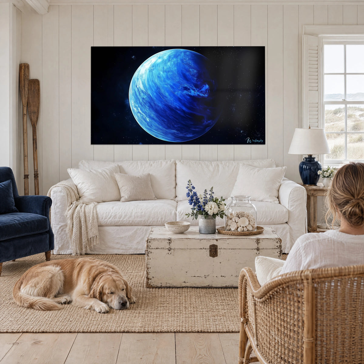 Gemälde Planet Neptun mit kobaltblauen Wirbeln und eisweißen Schlieren auf sternenklarem schwarzem Grund, über einem Sofa in einem hellen Wohnzimmer
