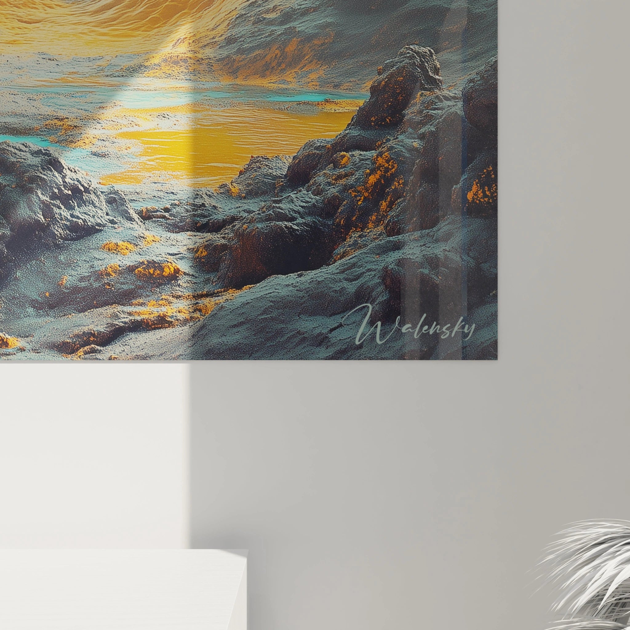 Tableau montagne fantastique montrant des pics rocheux embrasés de couleurs chaudes dorées et orange contrastant avec des eaux turquoise translucides