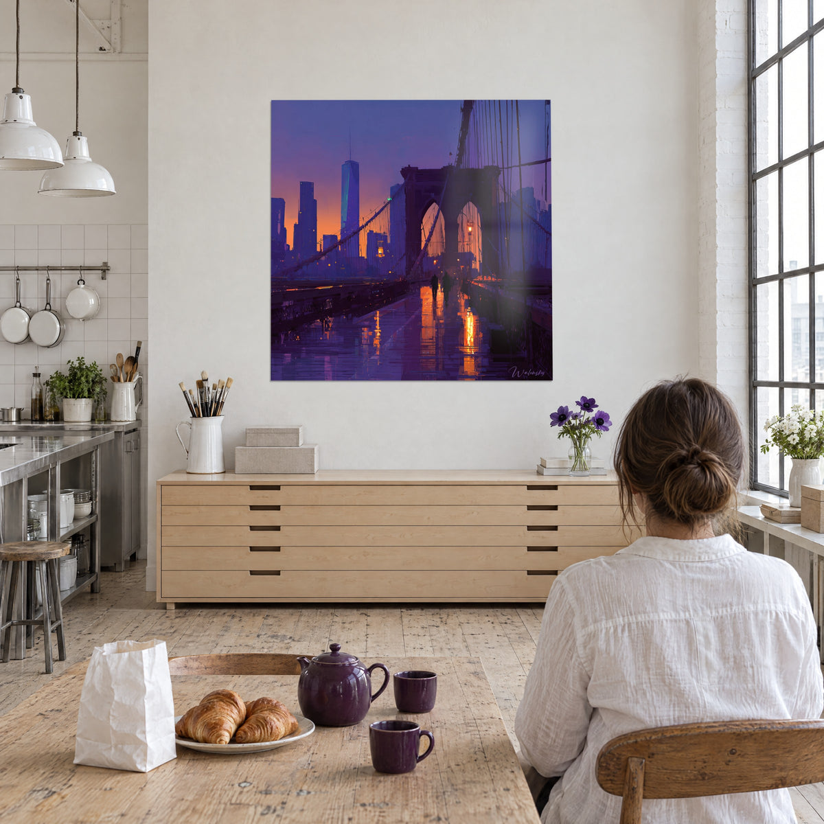 Tableau gratte-ciel bleutés derrière un pont new-yorkais, lampadaires ambrés et sol mouillé violet, face à une femme attablée de dos